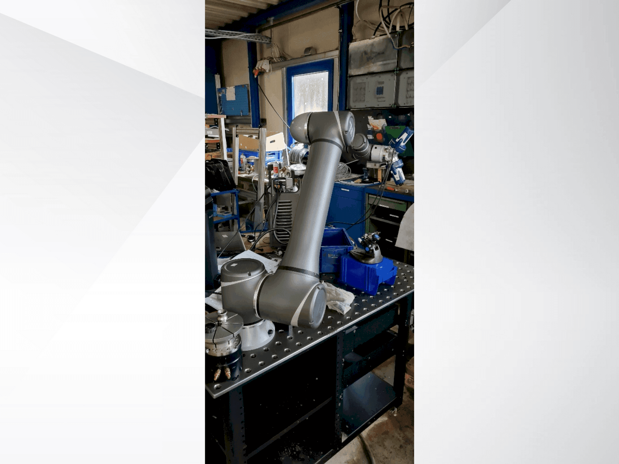 Frontansicht der OMRON TM12 Maschine