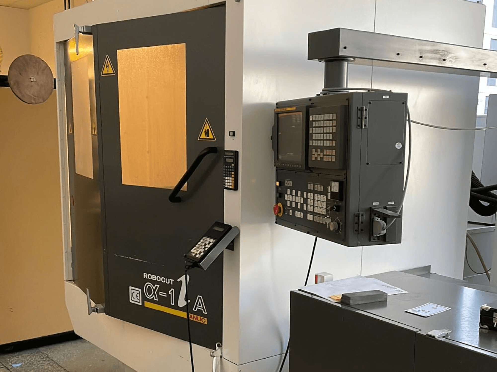 Robocut CX-1 A Maschine mit Bedienfeld; Frontansicht mit Schutztüren und Bedienoberfläche.