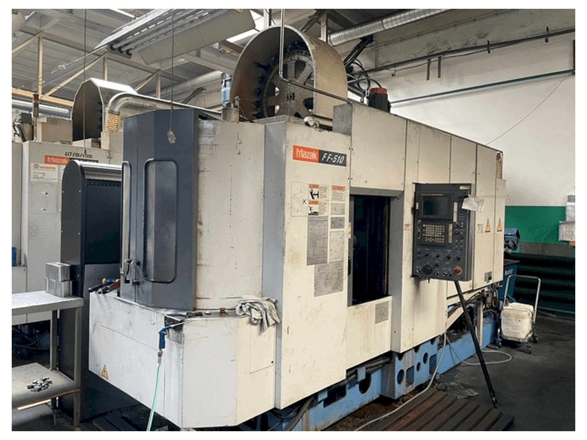 Frontansicht der Mazak FF510 Maschine