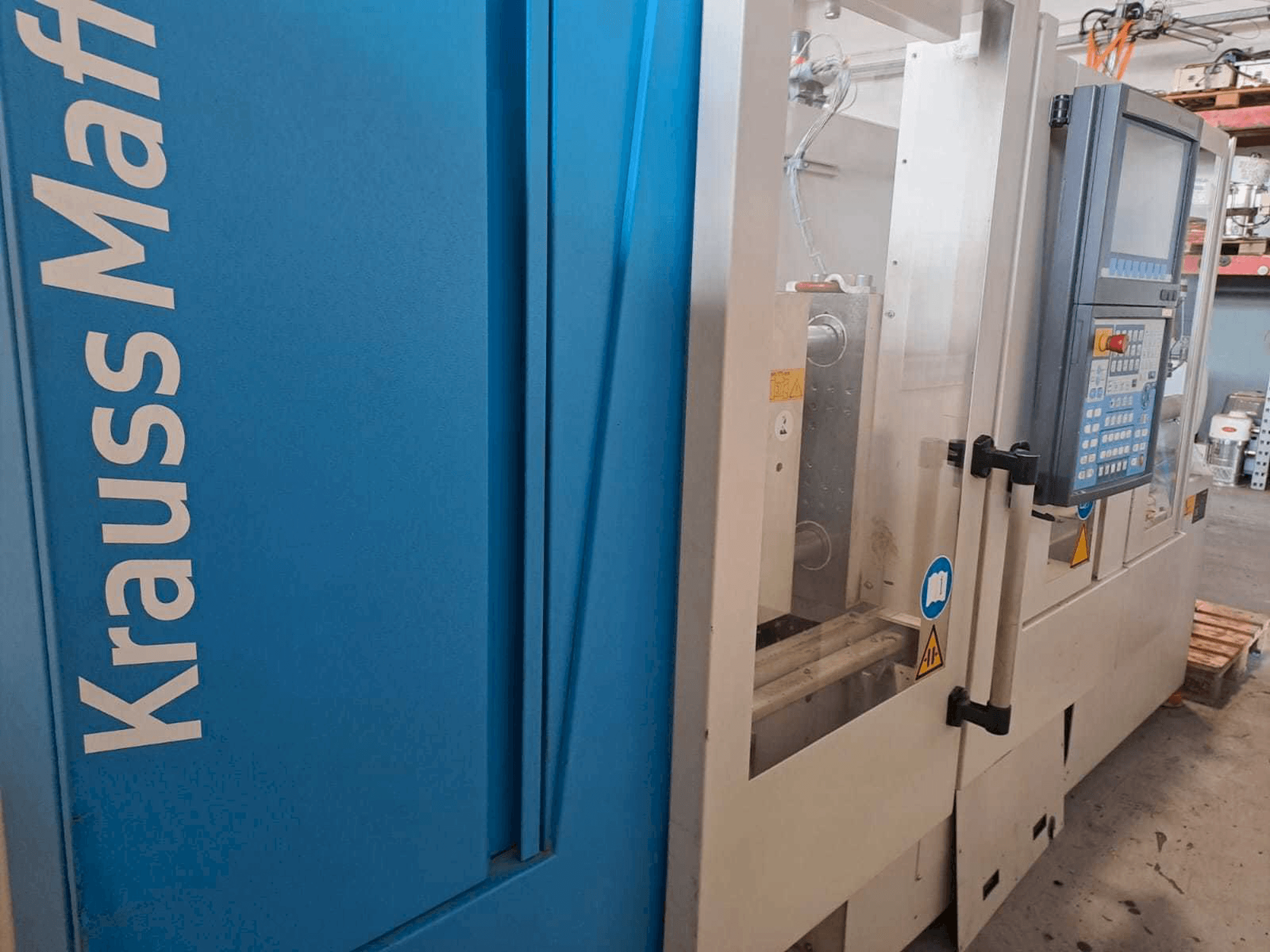 Frontansicht der Krauss Maffei 35-180CX Maschine