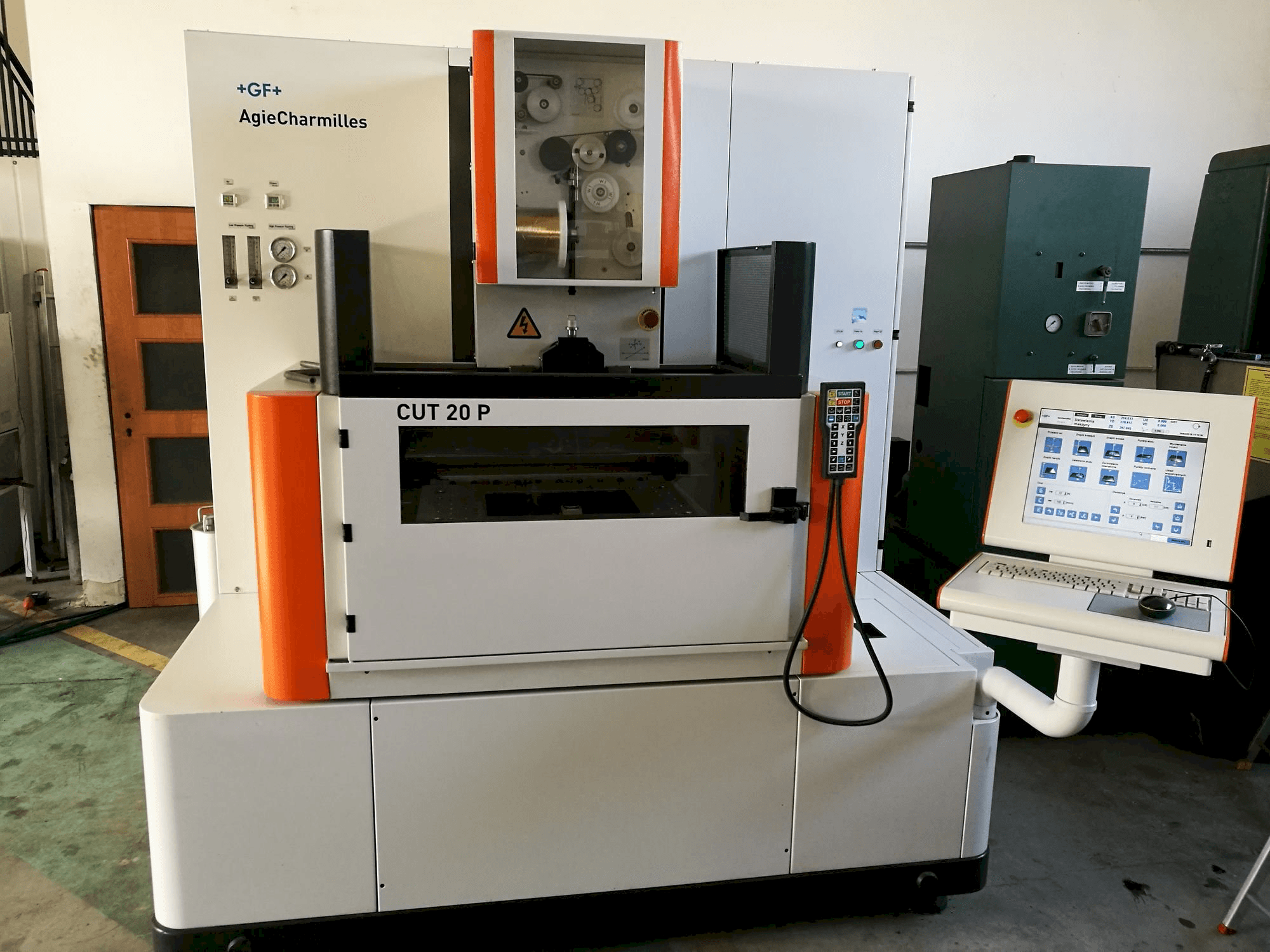 Frontansicht der AgieCharmilles CUT 20 P Maschine