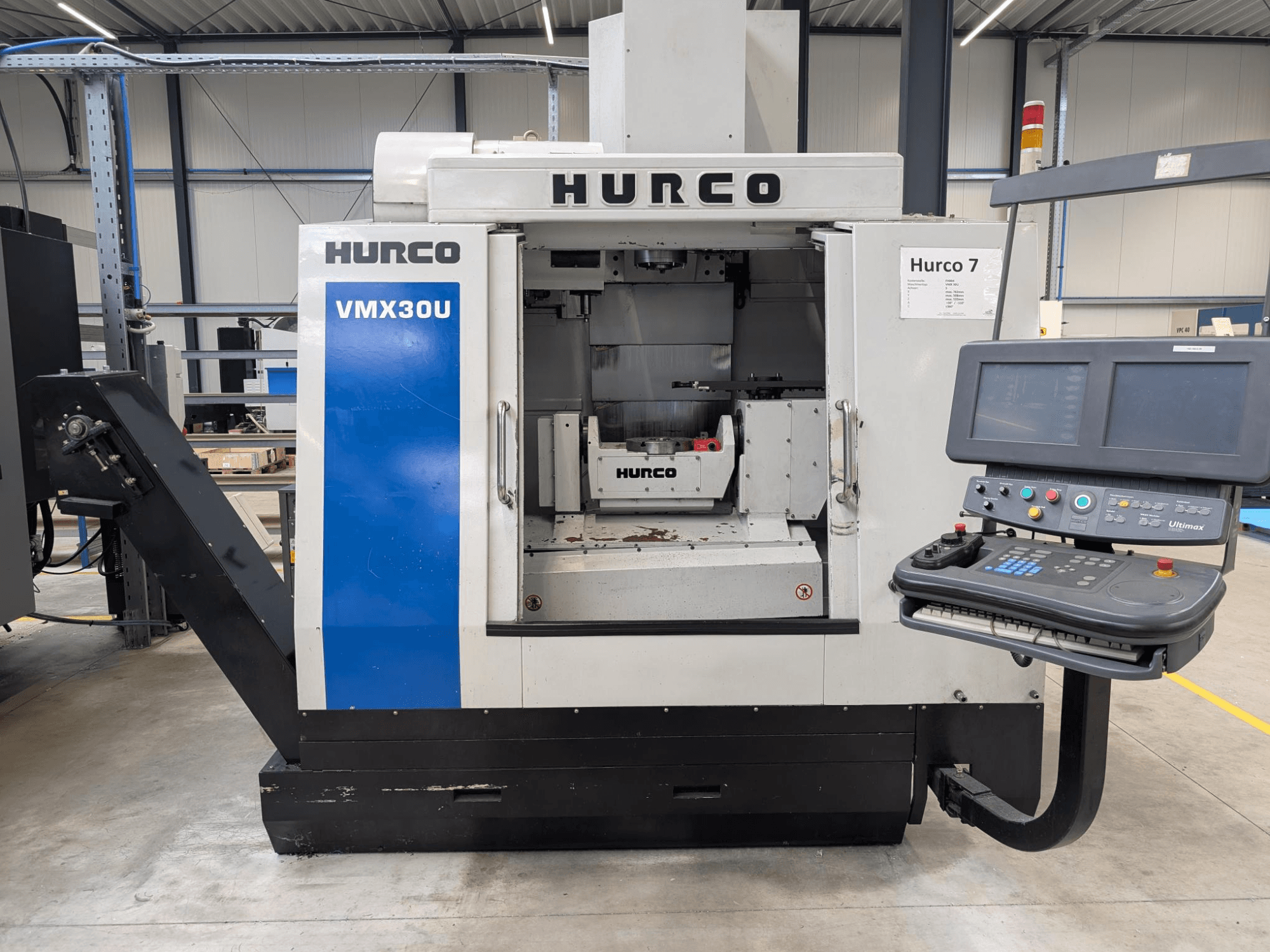 Hurco VMX30U CNC-Maschine in der Frontansicht mit Bedienfeld; verfügt über einen geräumigen Innenraum und eine präzise Steuerungsschnittstelle.