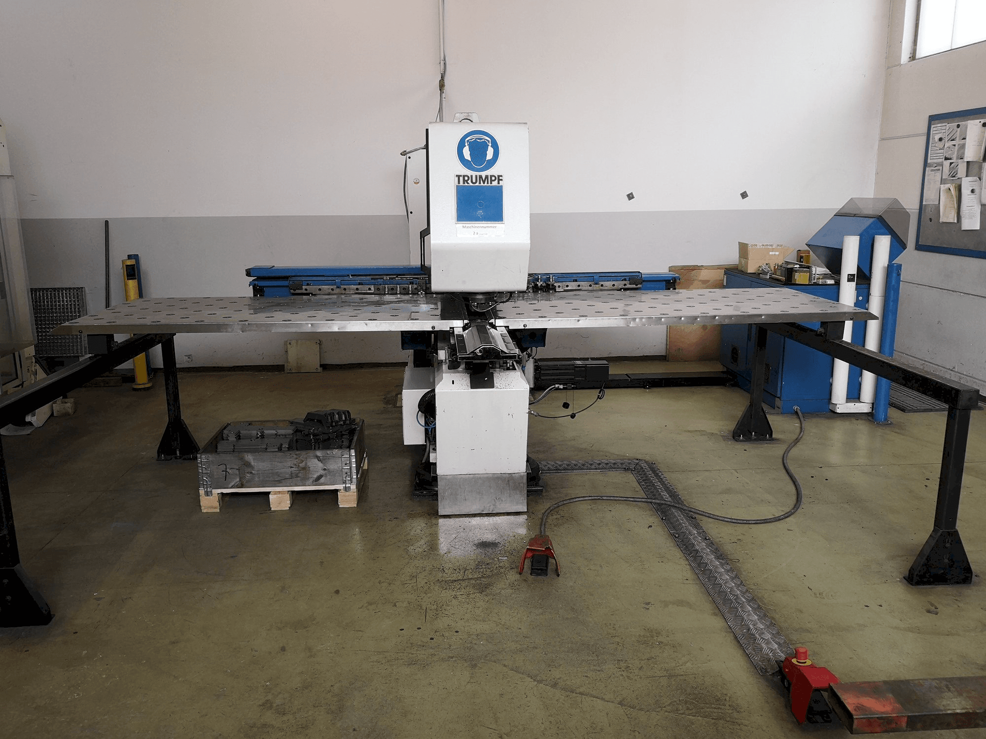 Frontansicht der Trumpf Trumatic 160R Maschine