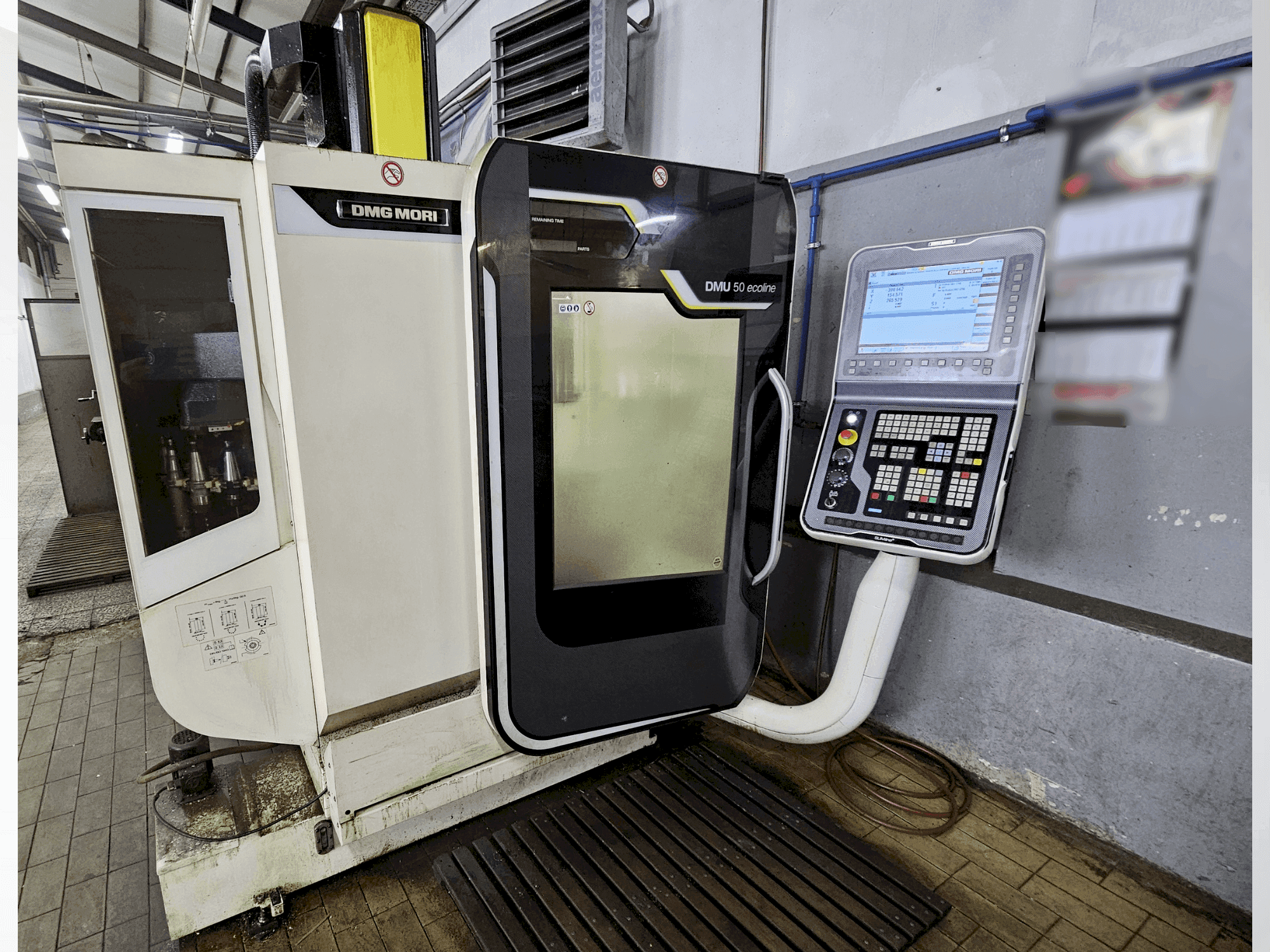 Frontansicht der DMG MORI DMU 50 ecoline Maschine