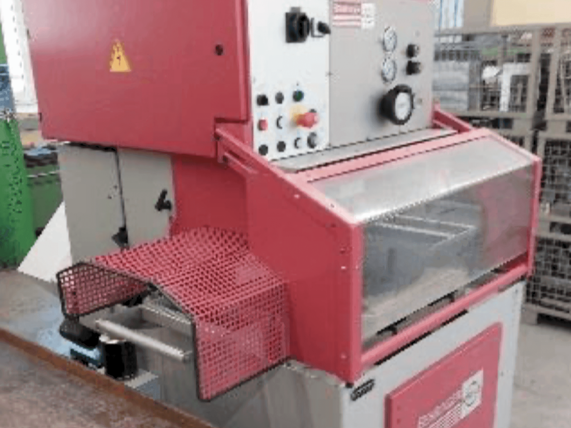 Frontansicht der Behringer EISELE PSU 450 H Maschine