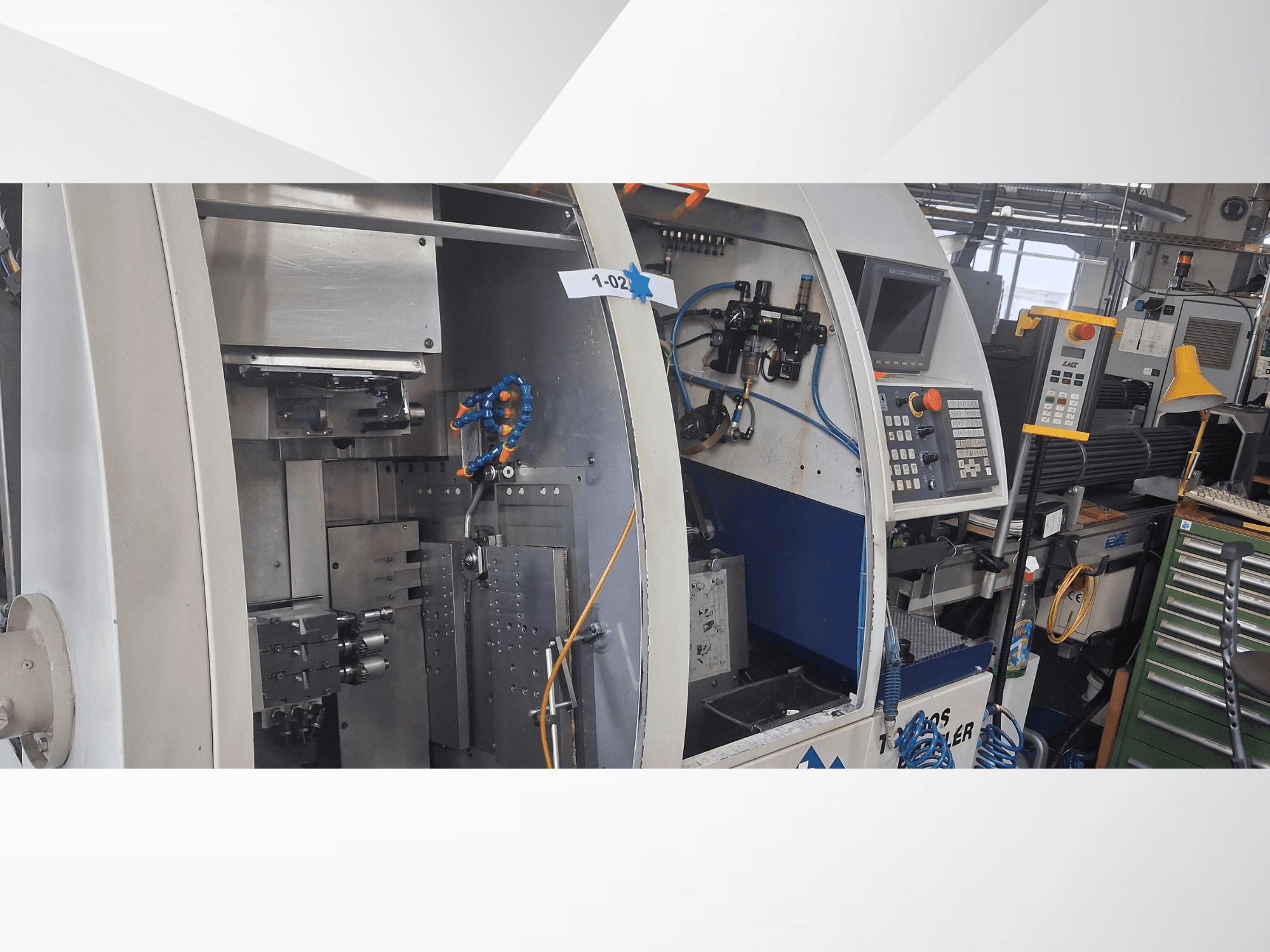 Schweizer Drehmaschine TORNOS DECO 2000-10, Vorderansicht mit Bedienfeld, Rotationsmechanismus und internem Aufbau.