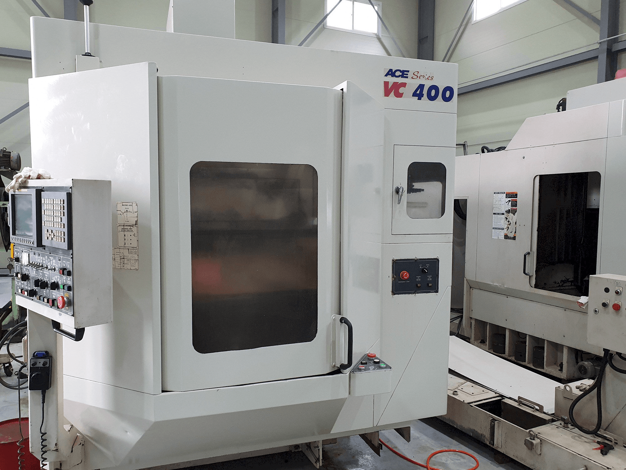 Frontansicht der DAEWOO Doosan Ace VC400 Maschine