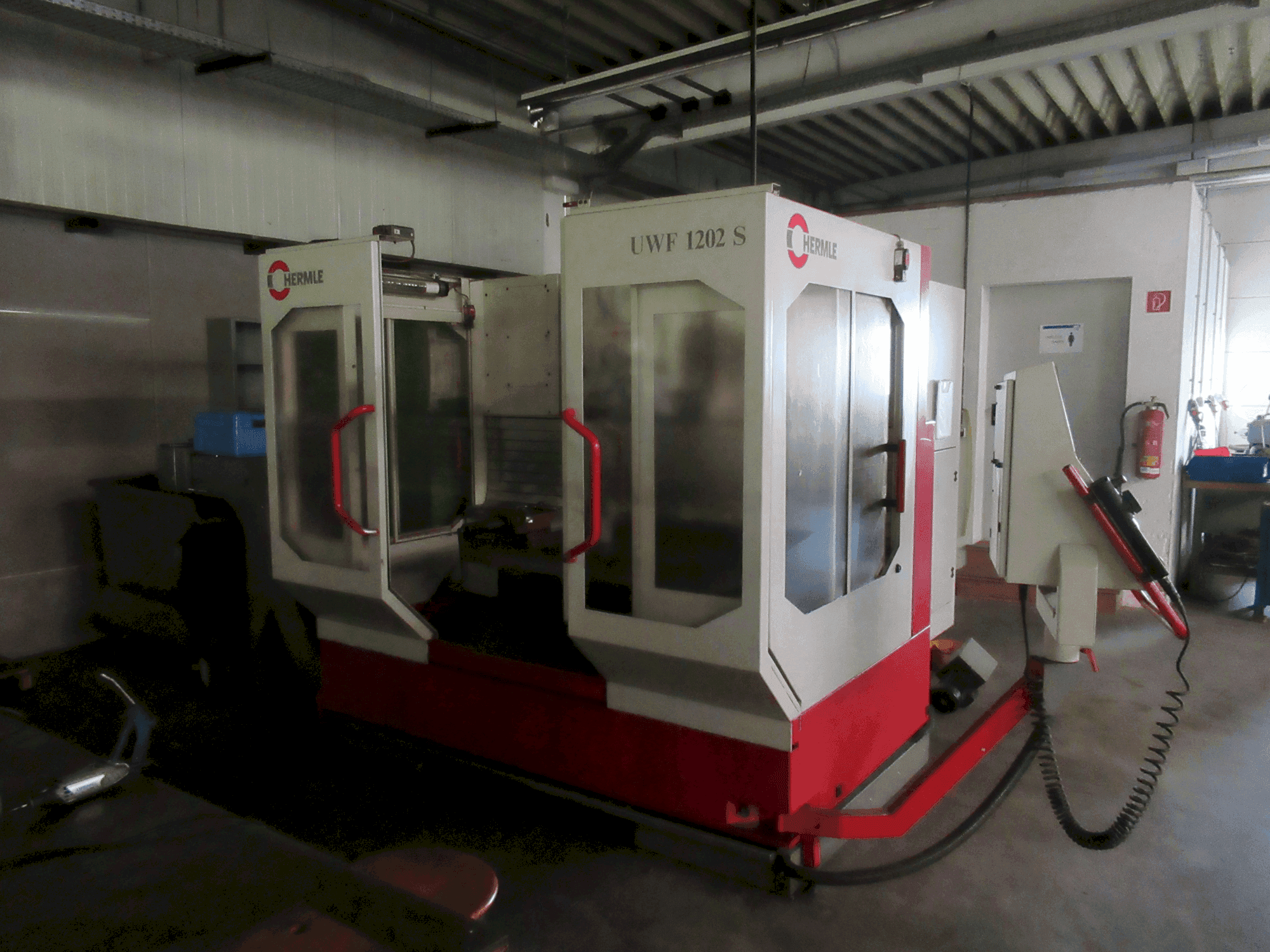 Frontansicht der HERMLE UWF 1202 S Maschine