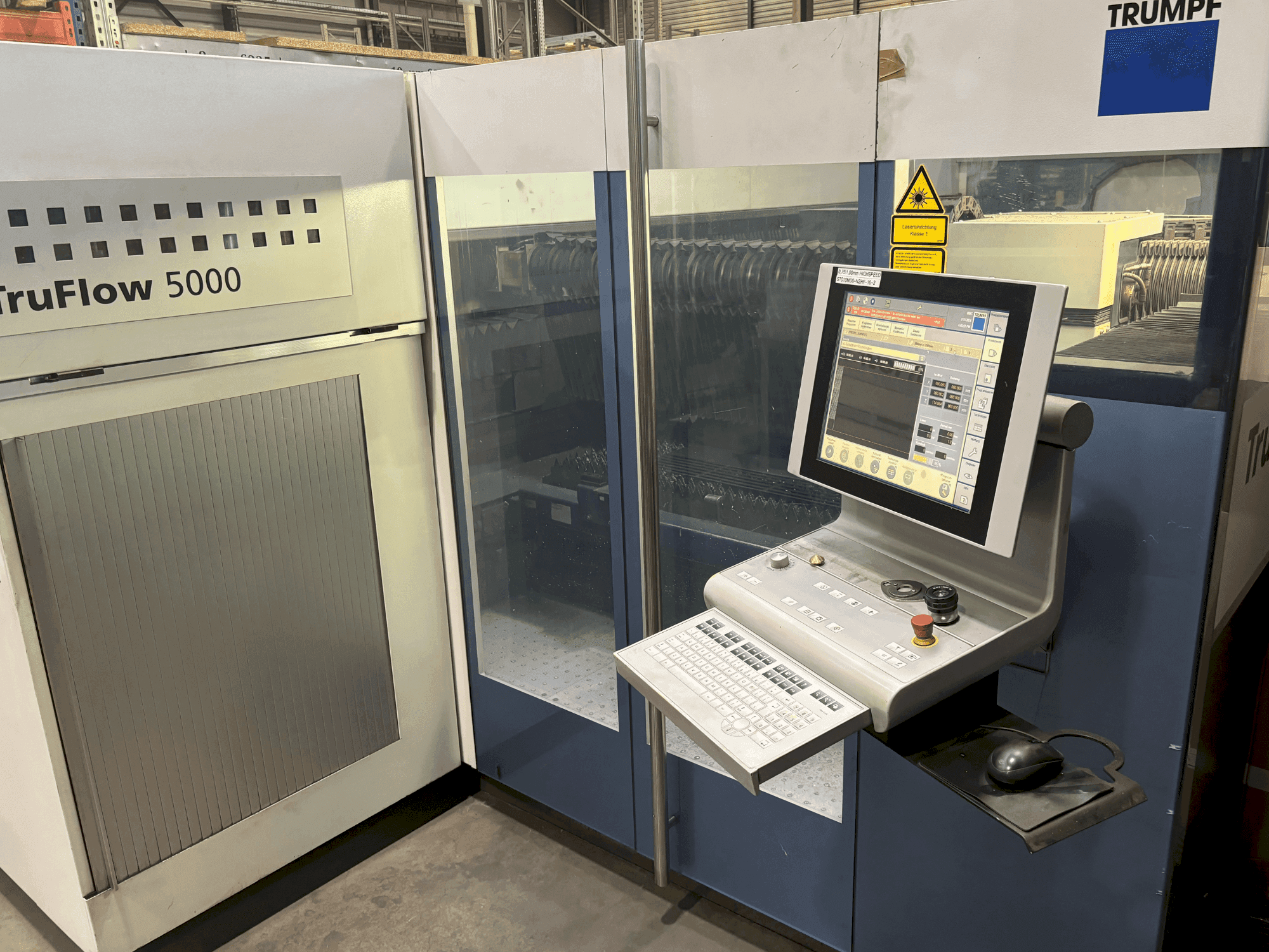 Frontansicht der TRUMPF TruLaser 3030 Maschine