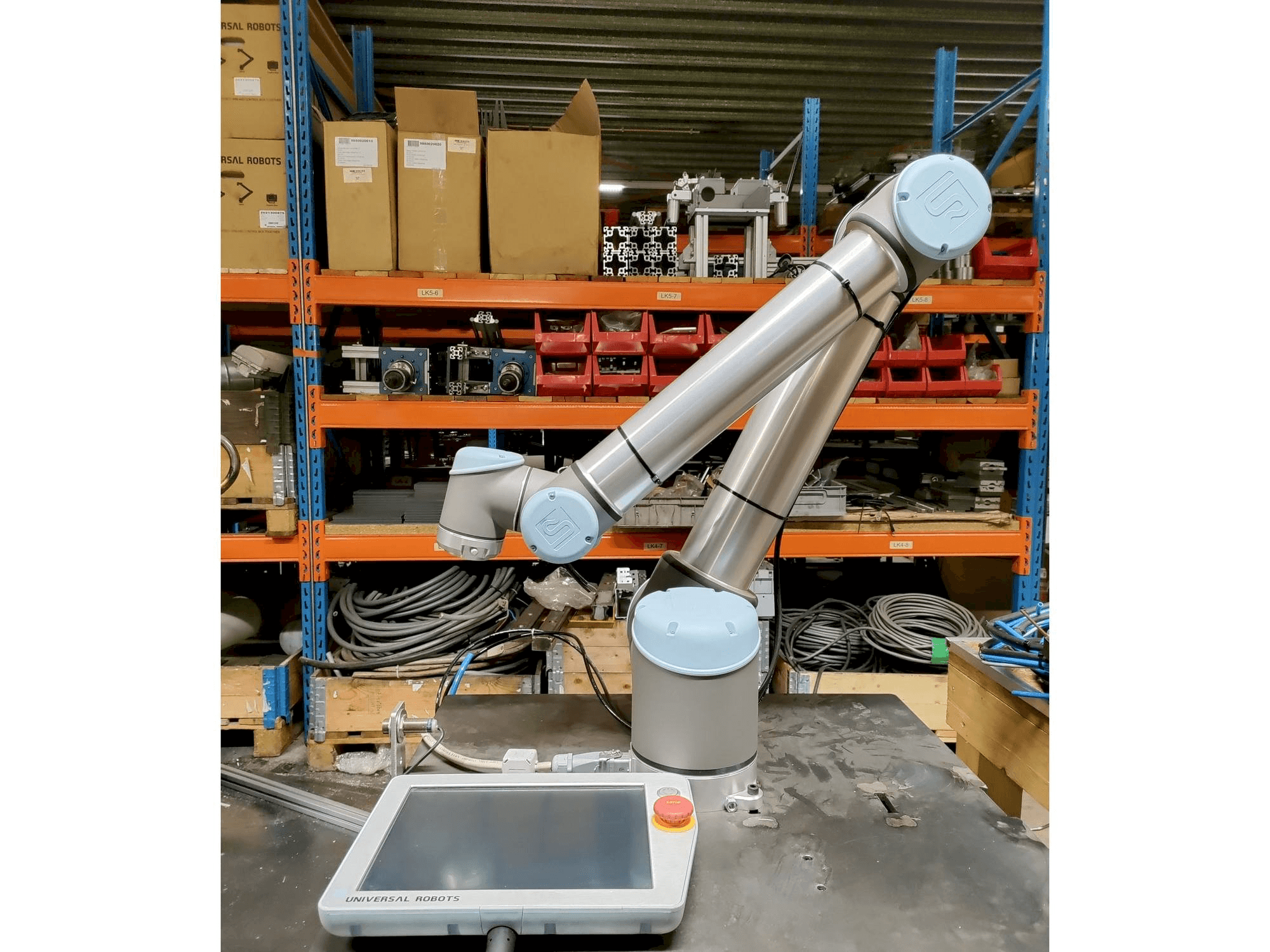 Frontansicht der Universal Robots UR10 Maschine