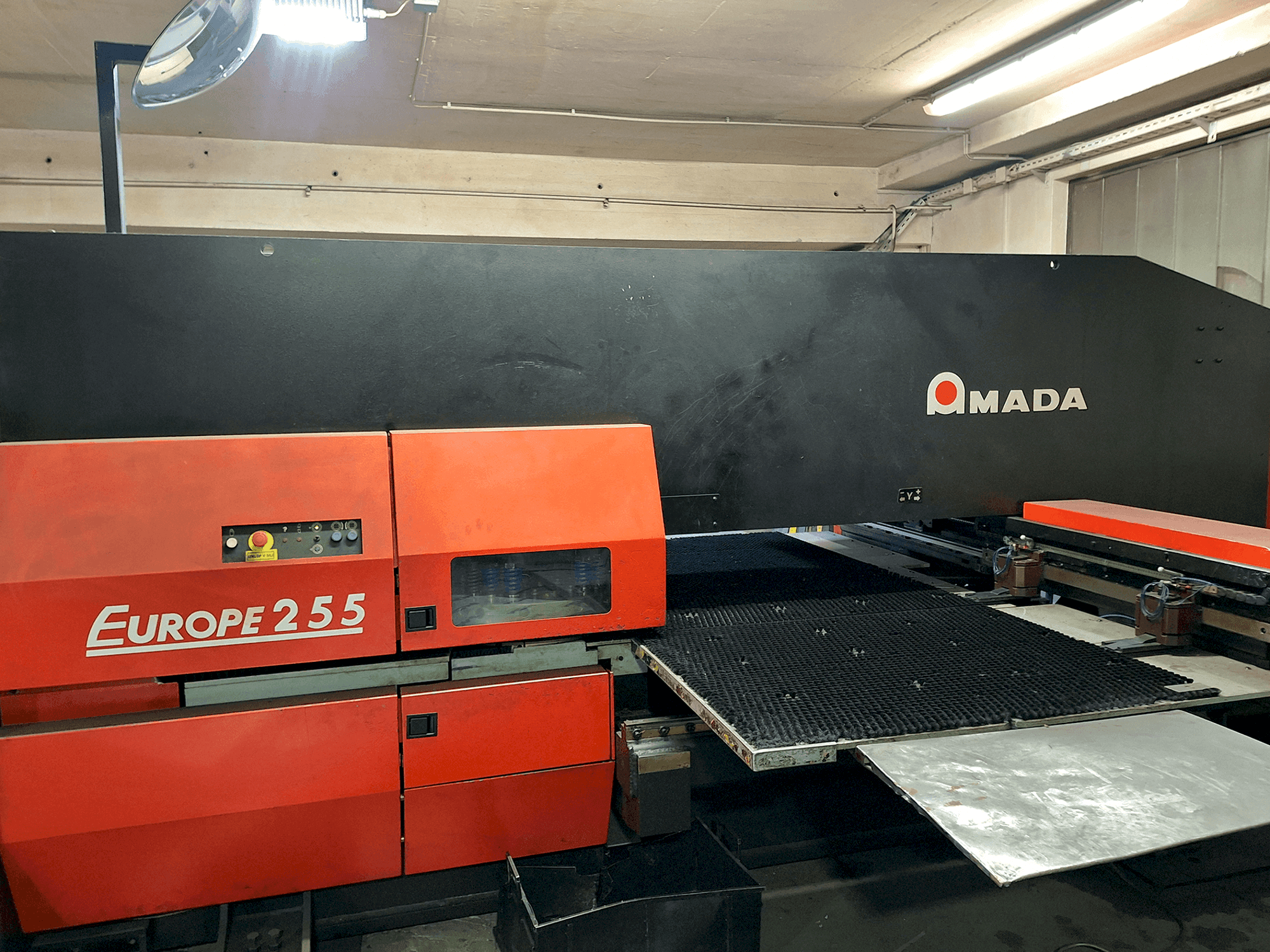 Frontansicht der AMADA EUROPE 255 CNC Maschine