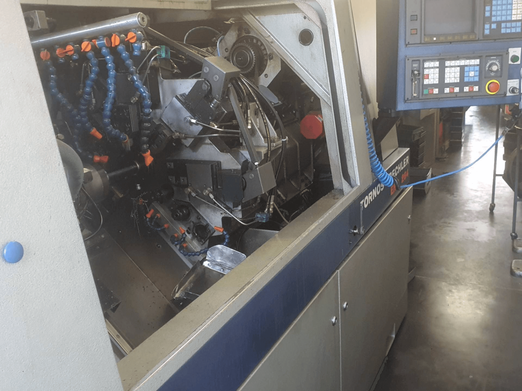 Frontansicht der Tornos-Bechler ENC 264 Maschine