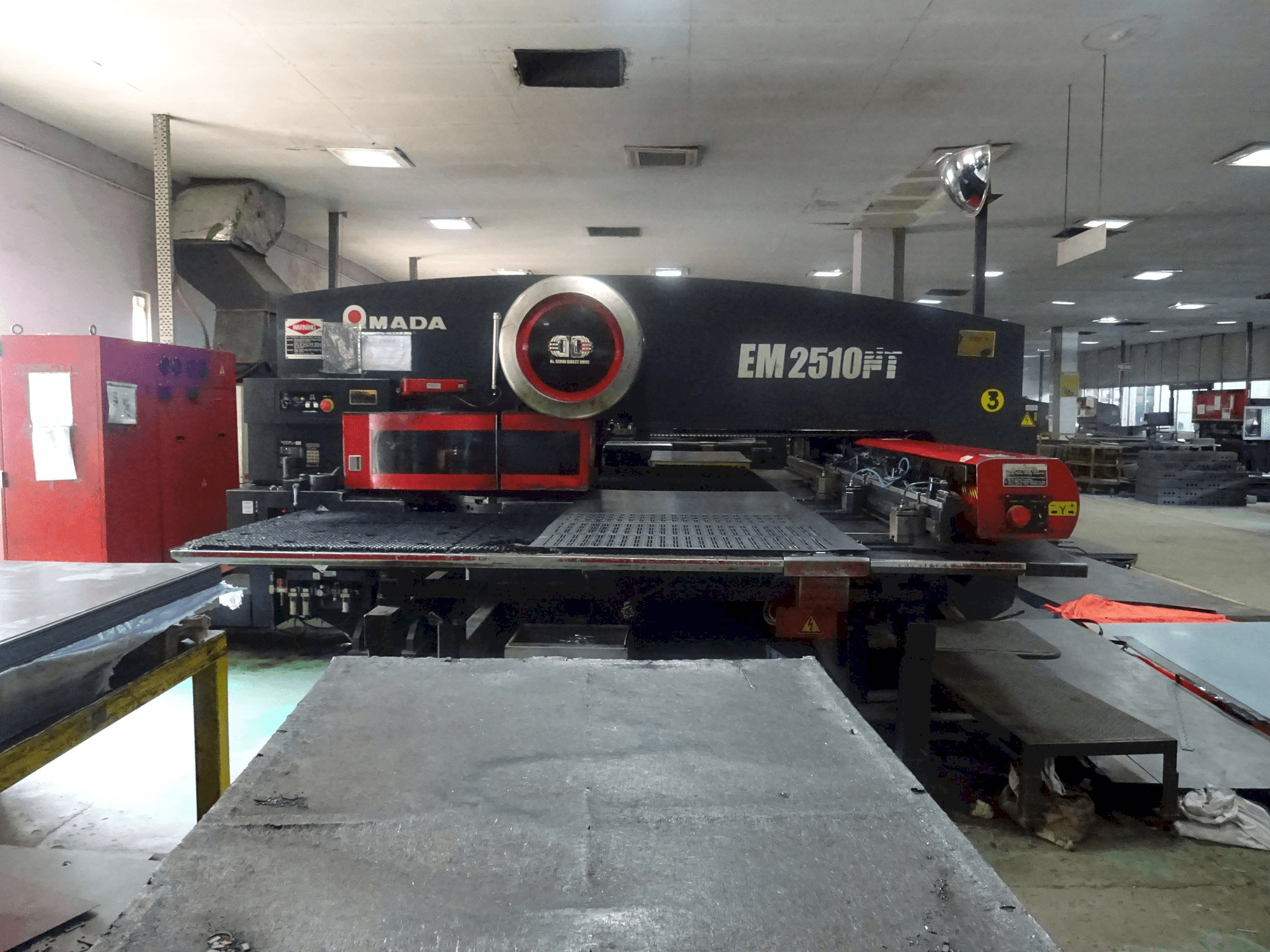 Frontansicht der AMADA EM 2510 NT Maschine