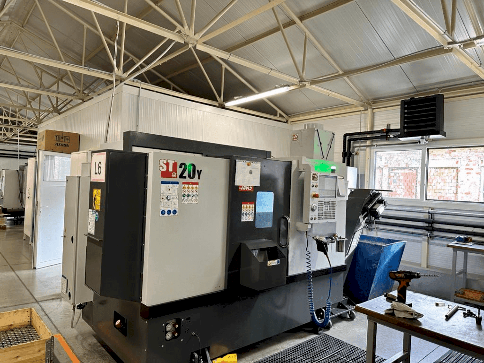 Frontansicht der HAAS ST-20Y Maschine