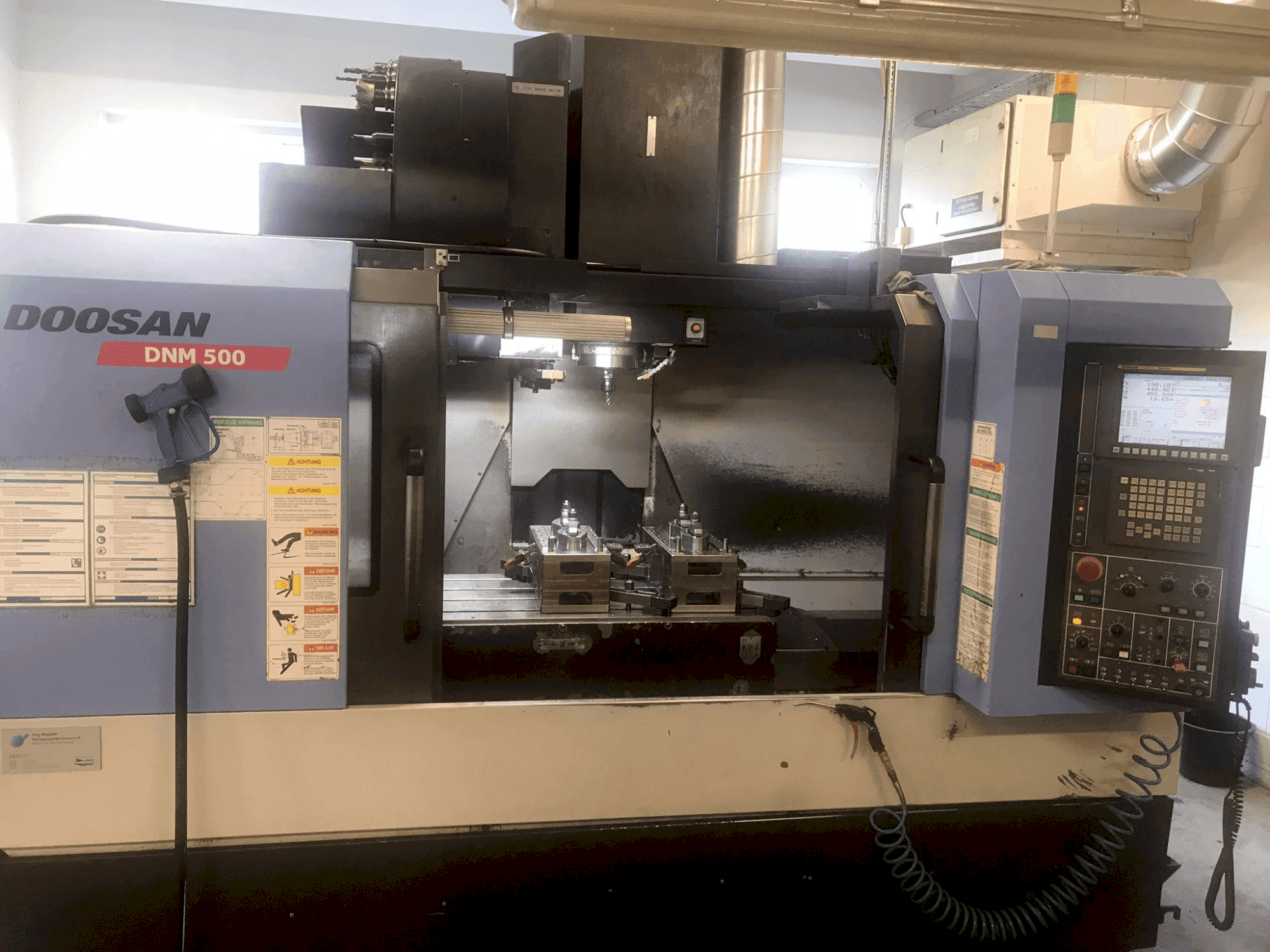 Frontansicht der DOOSAN DNM 500 Maschine