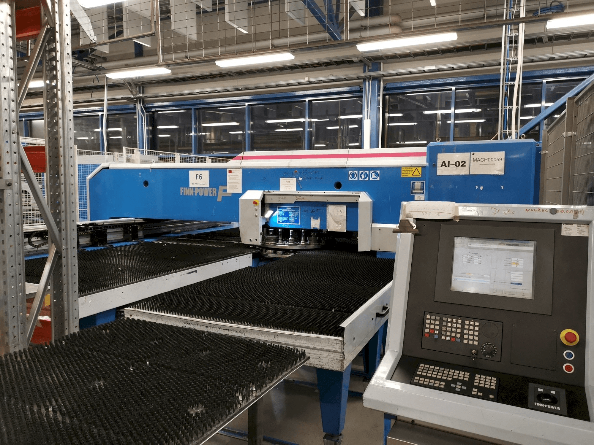 Frontansicht der Finn-Power F6SU Maschine