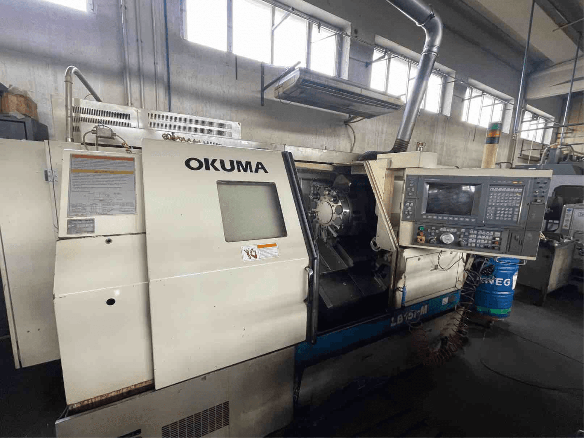 Okuma LB15i-M Horizontaldrehmaschine, Vorderansicht; mit Bedienfeld und Schneidwerkzeugbereich mit detaillierten Anzeigen.