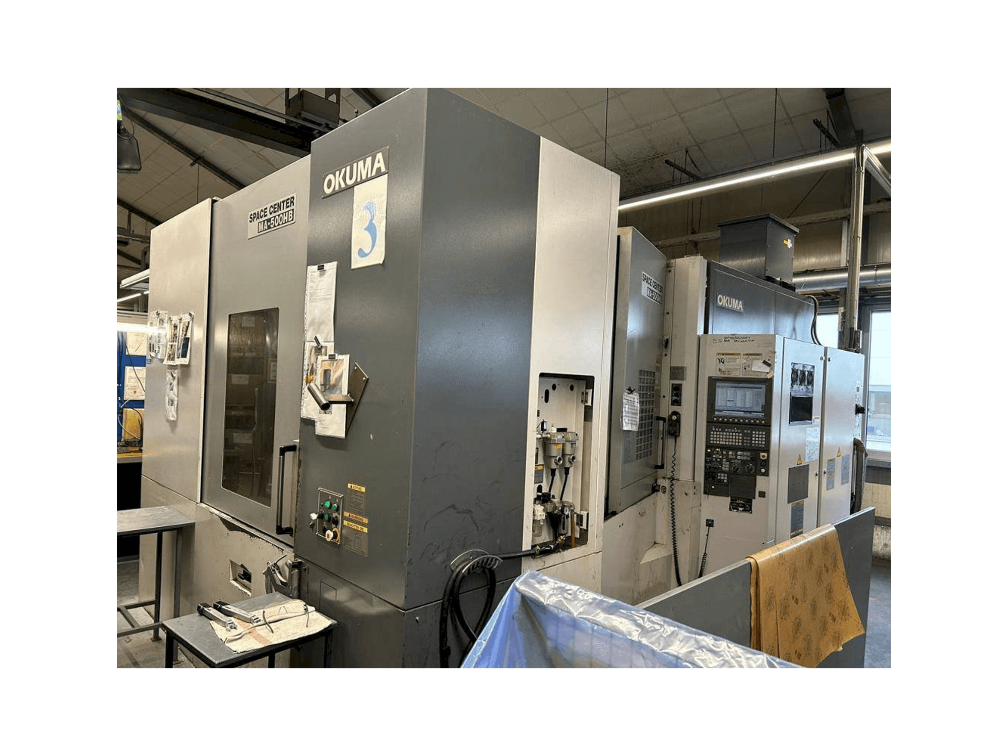 Linke Ansicht der Okuma MA 500HB Maschine