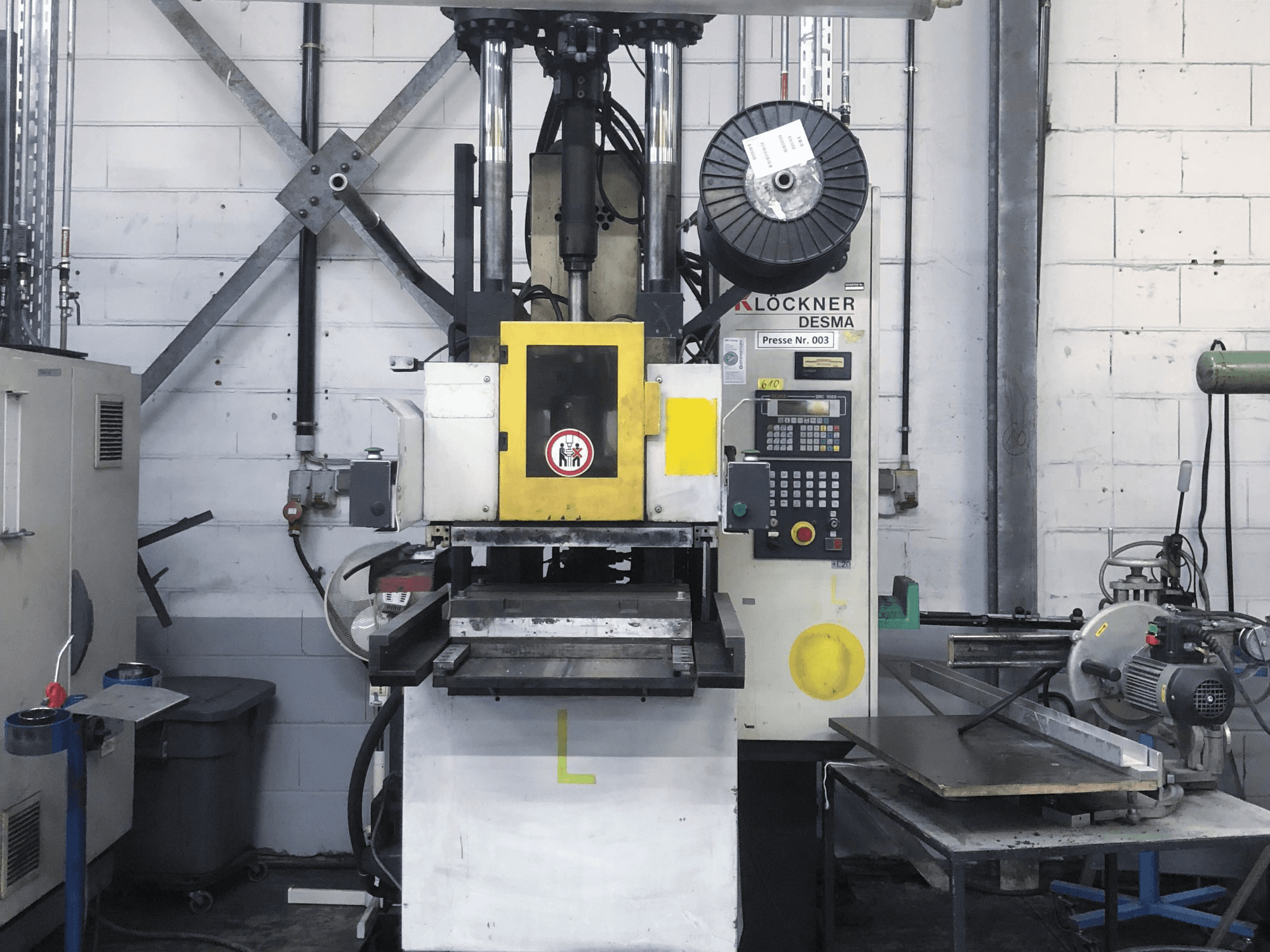 Frontansicht der Kloeckner Desma 956.050 ZO Maschine