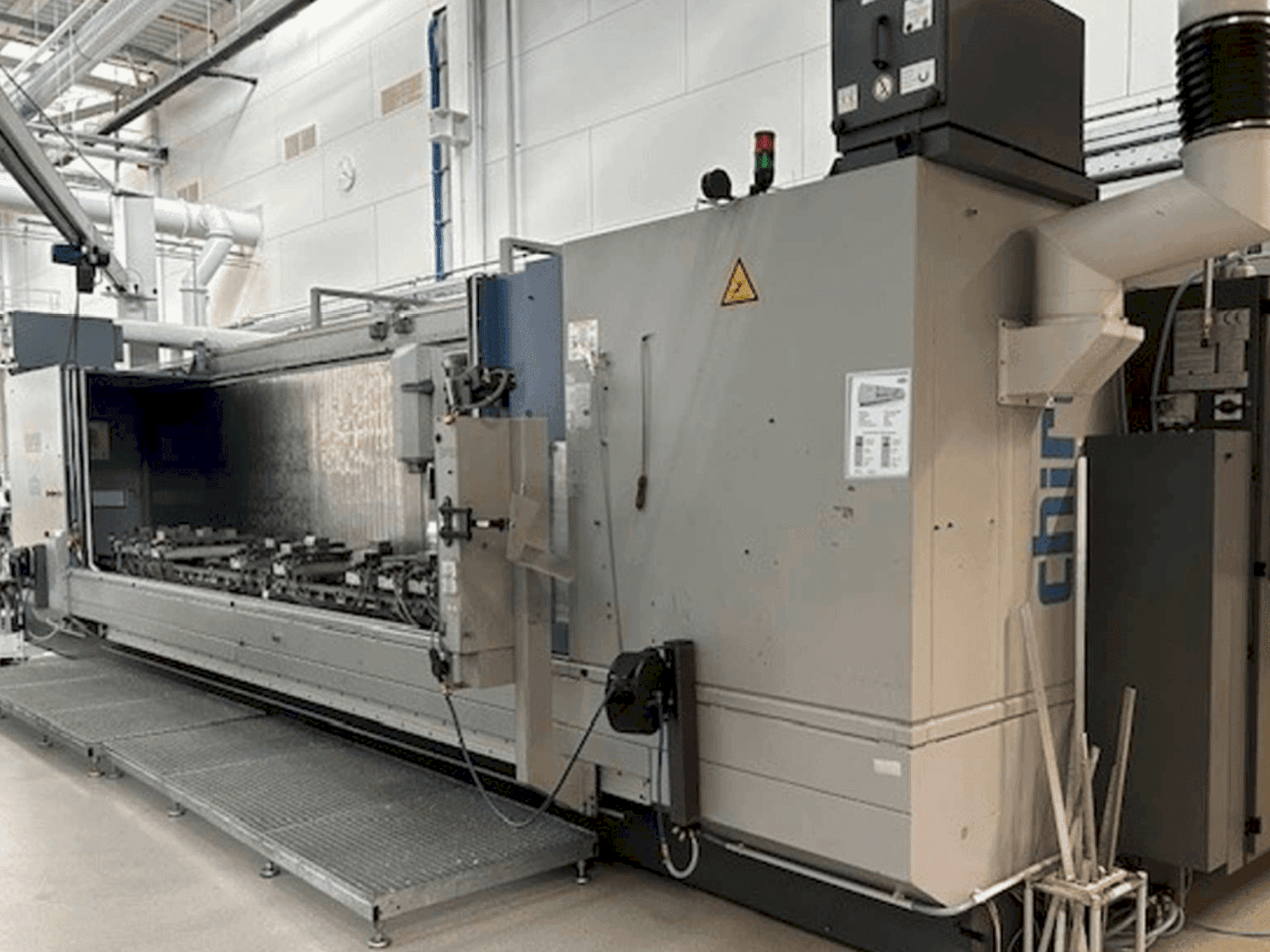 Frontansicht der CHIRON Mill 6000 SK Maschine