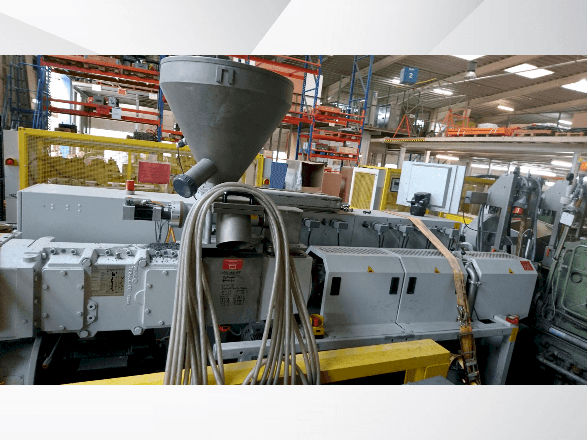 Frontansicht der Krauss Maffei KMD 75 XS/P Maschine