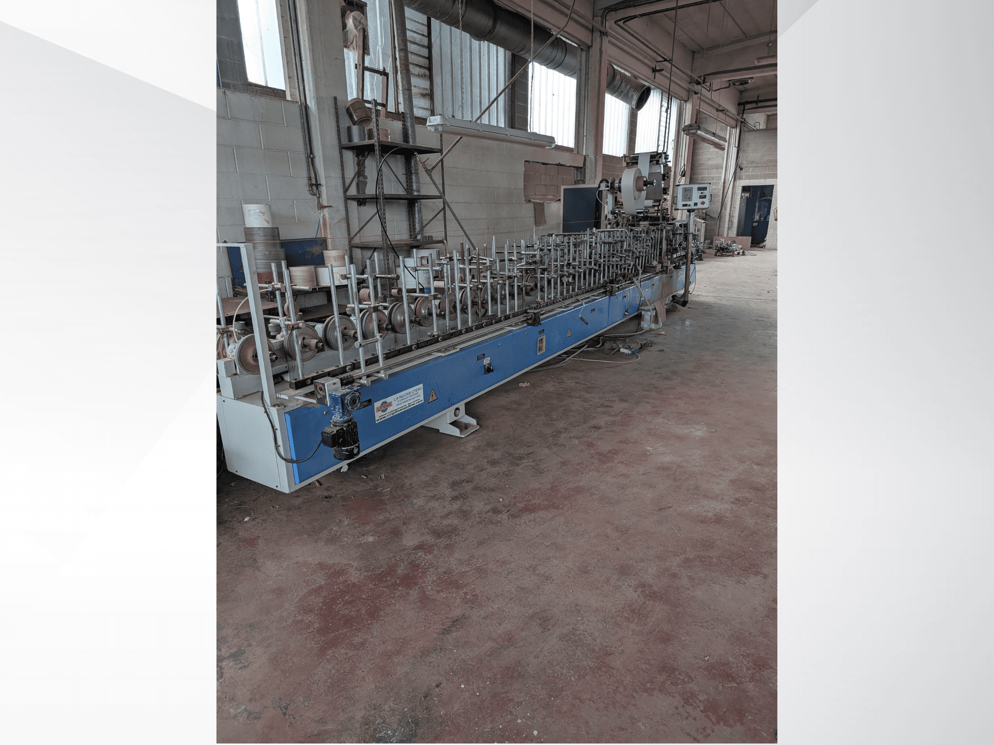 Vorderansicht einer PUR-33-L-Maschine für Holz mit mehreren Spindeln und einem eleganten blauen Design in einer industriellen Umgebung.