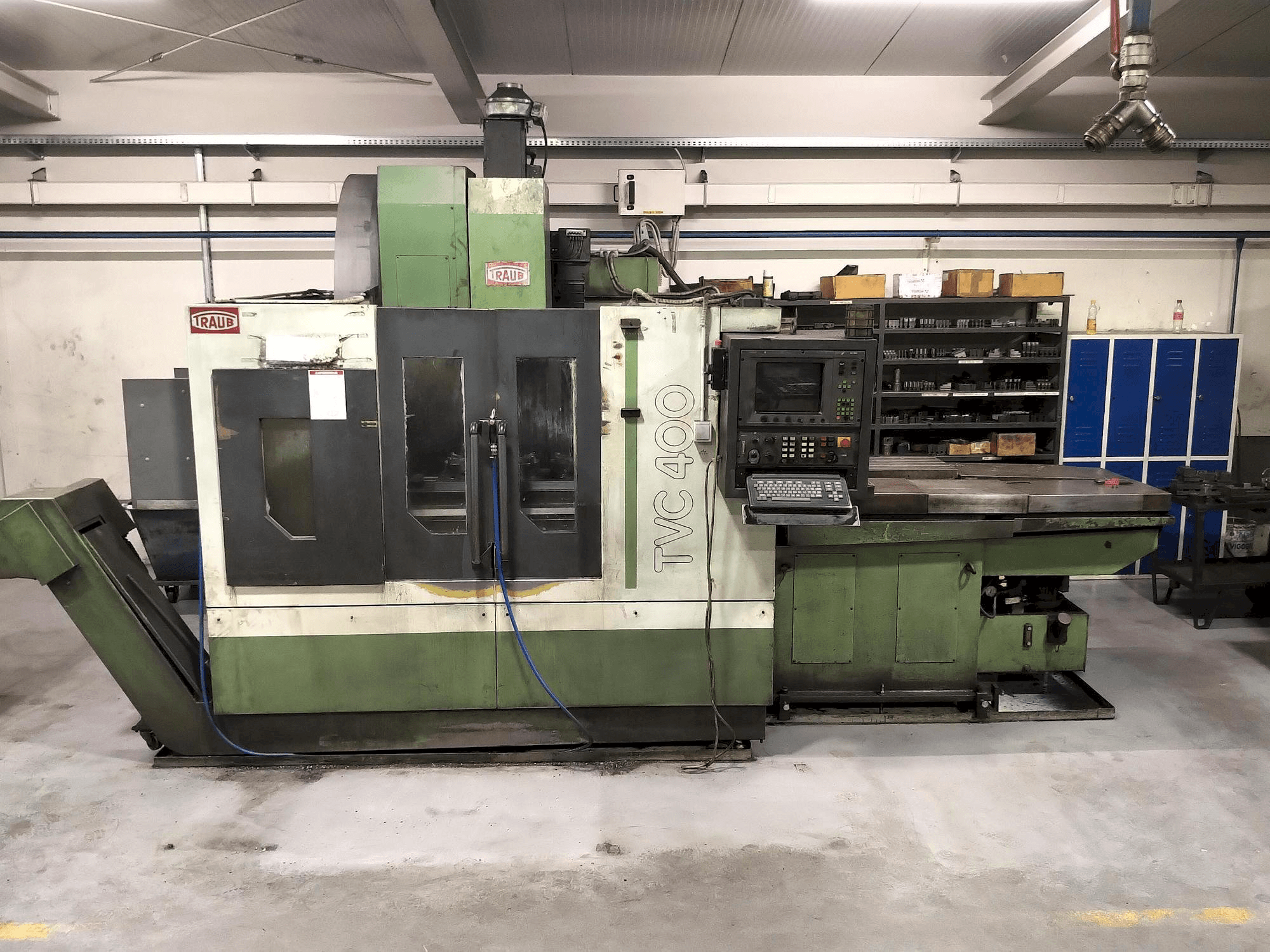 Frontansicht der TRAUB TVC 400 P Maschine