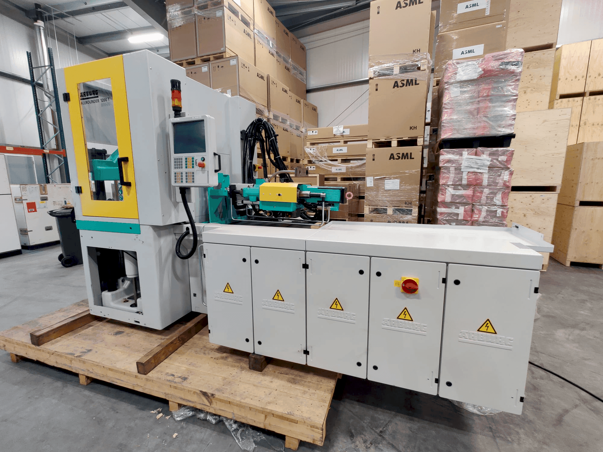 Frontansicht der Arburg ALLROUNDER 1200 T 800-70 Maschine