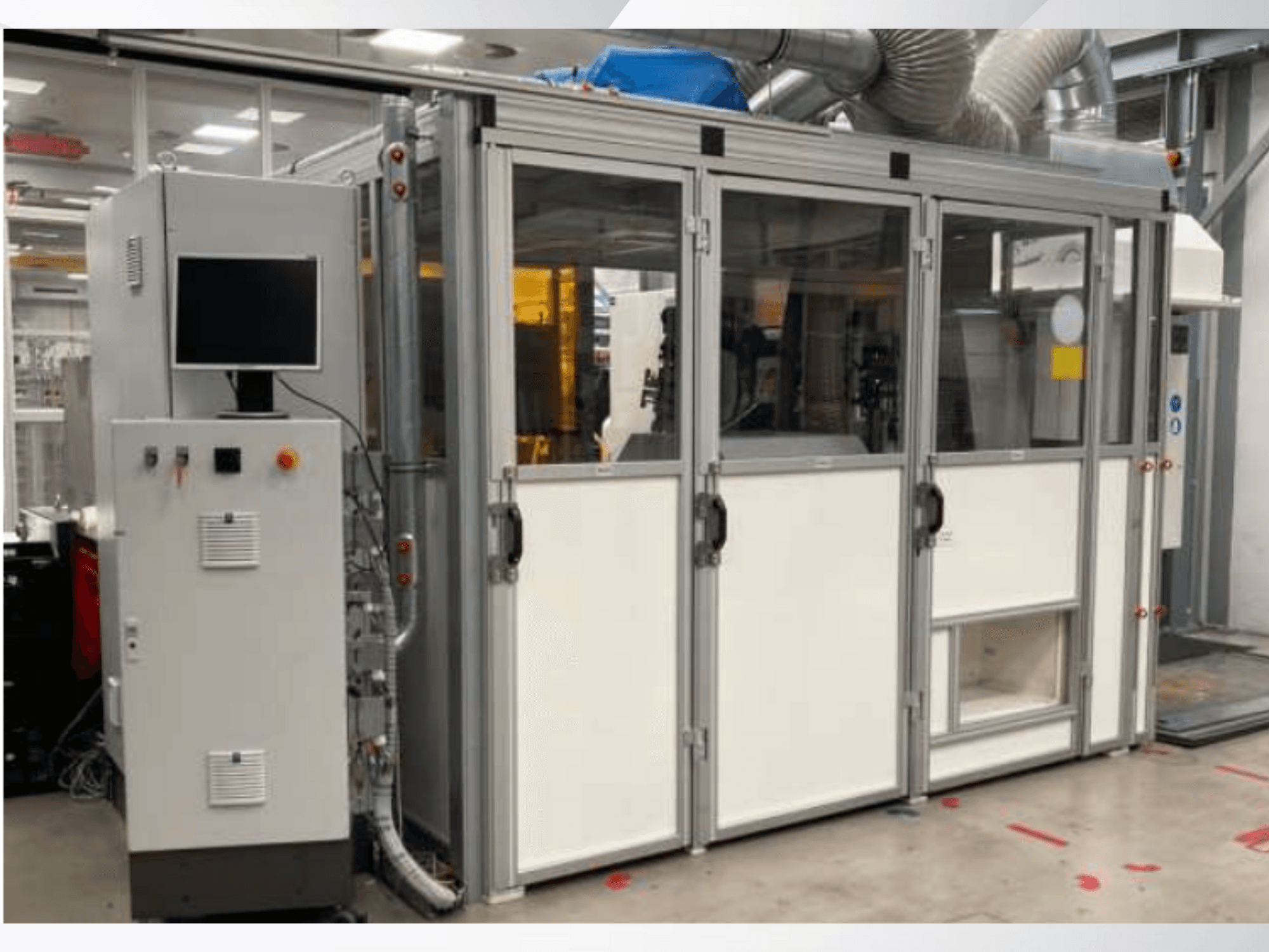 Industriemaschine mit Bedienfeld, Vorderansicht; mit Glastüren, Lüftungskanälen und sichtbarer Verkabelung.