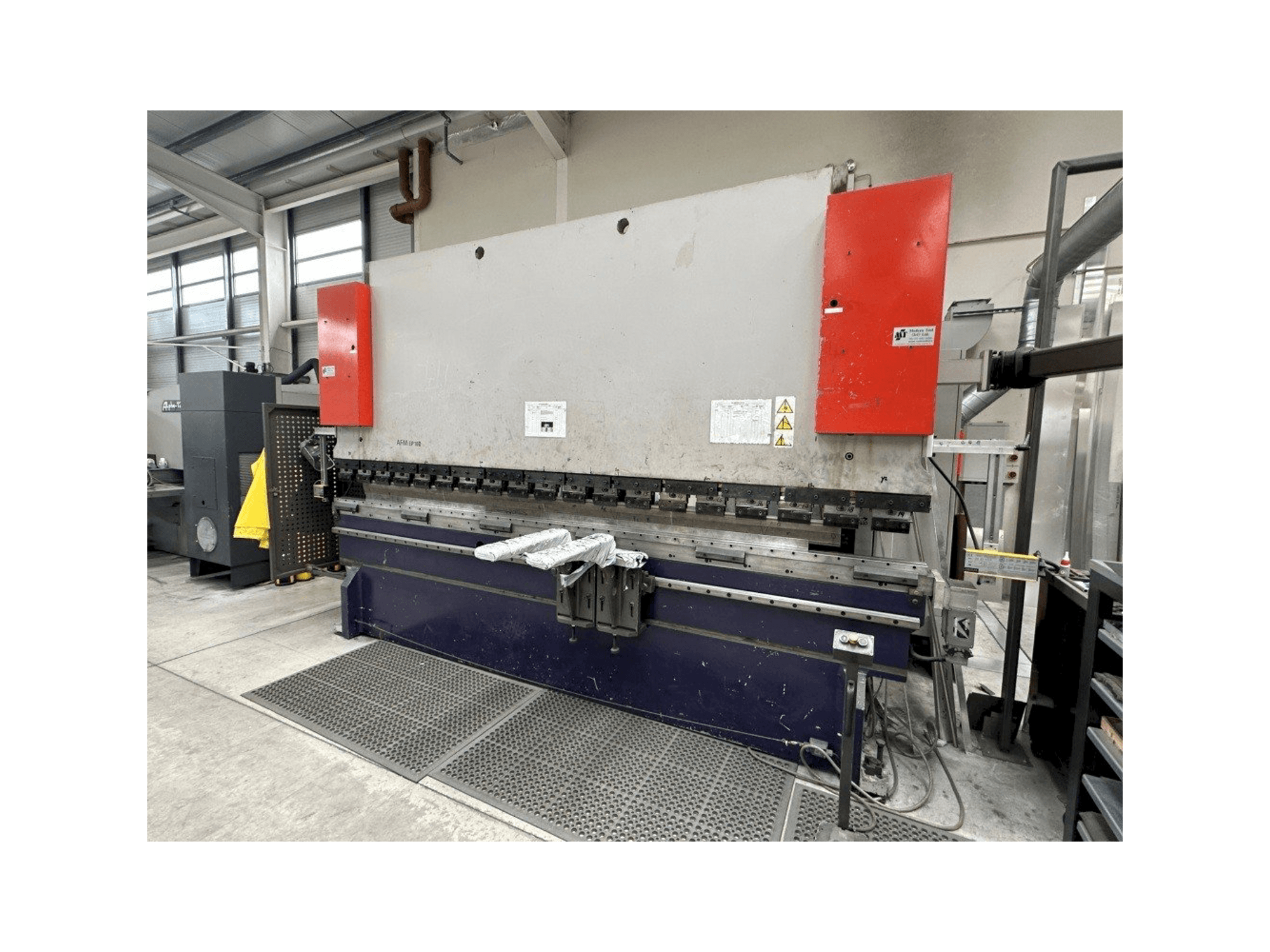 Frontansicht der Bystronic AFM EP160 Maschine