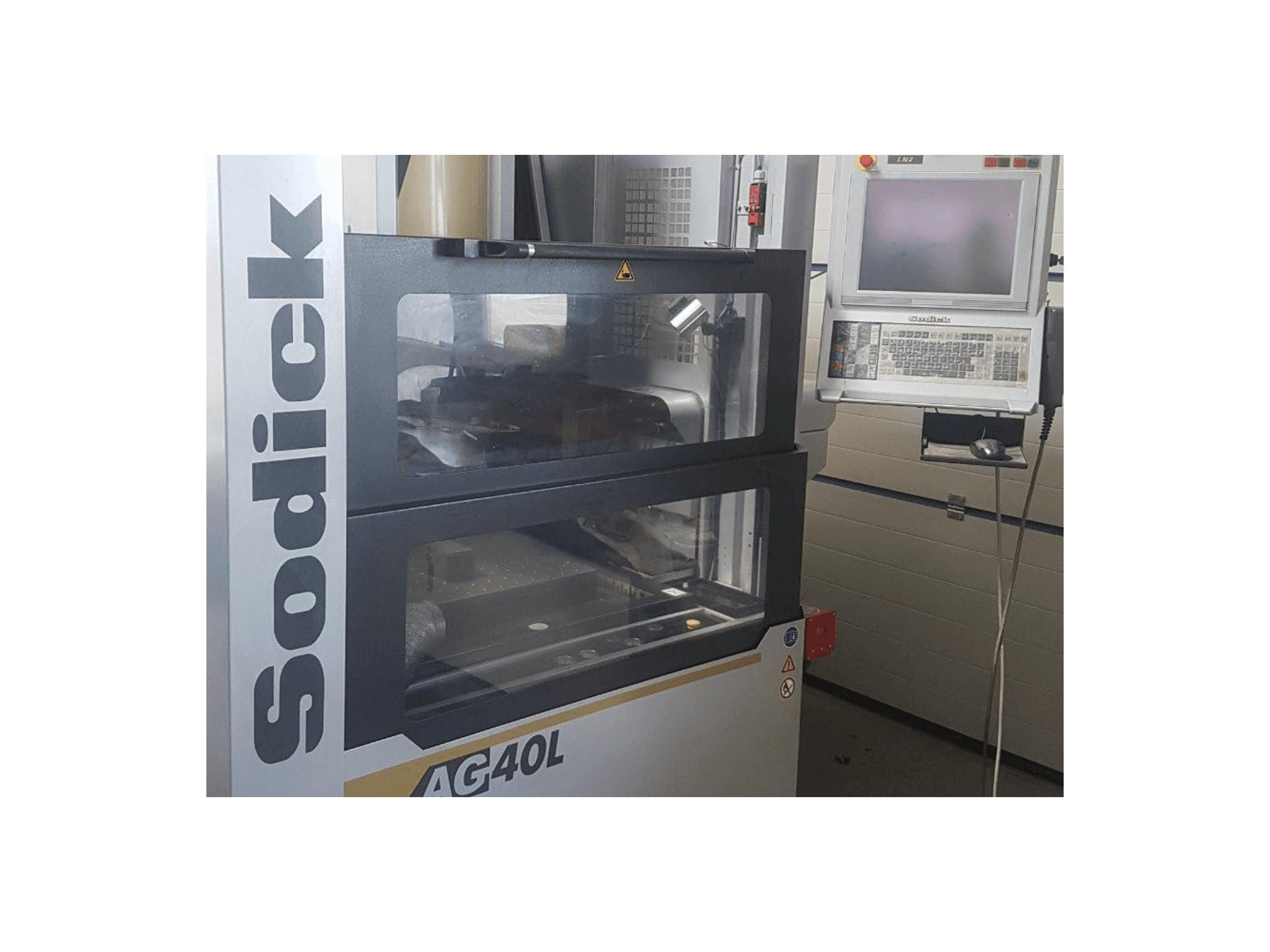 Frontansicht der Sodick AG40L Maschine