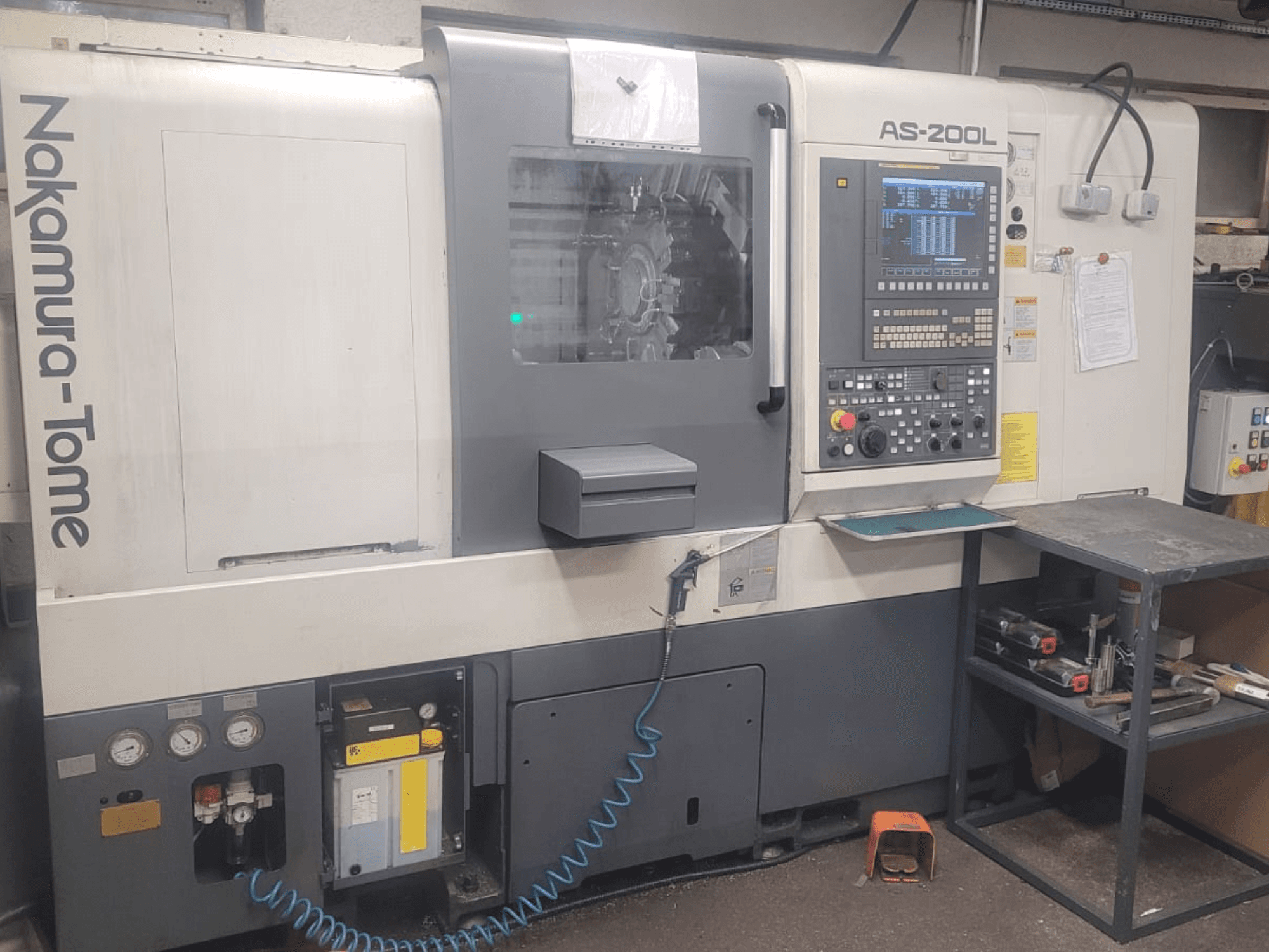 NAKAMURA-TOME AS-200L Horizontal-Drehmaschine, Vorderansicht mit Bedienfeld, Spindel und Maschinenfunktionen.