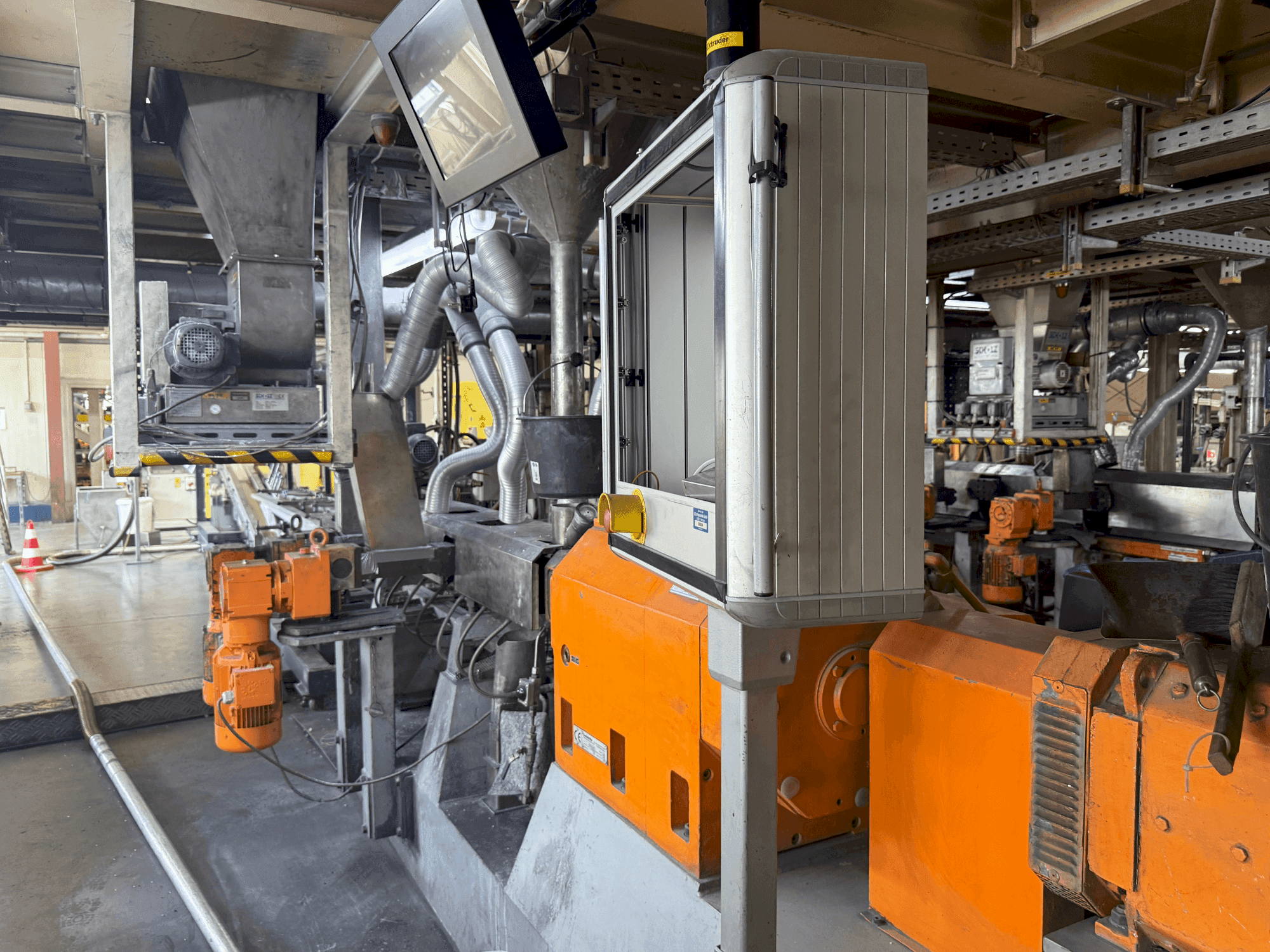 Linke Seitenansicht der Leistritz ZSE 50HP-40D Maschine