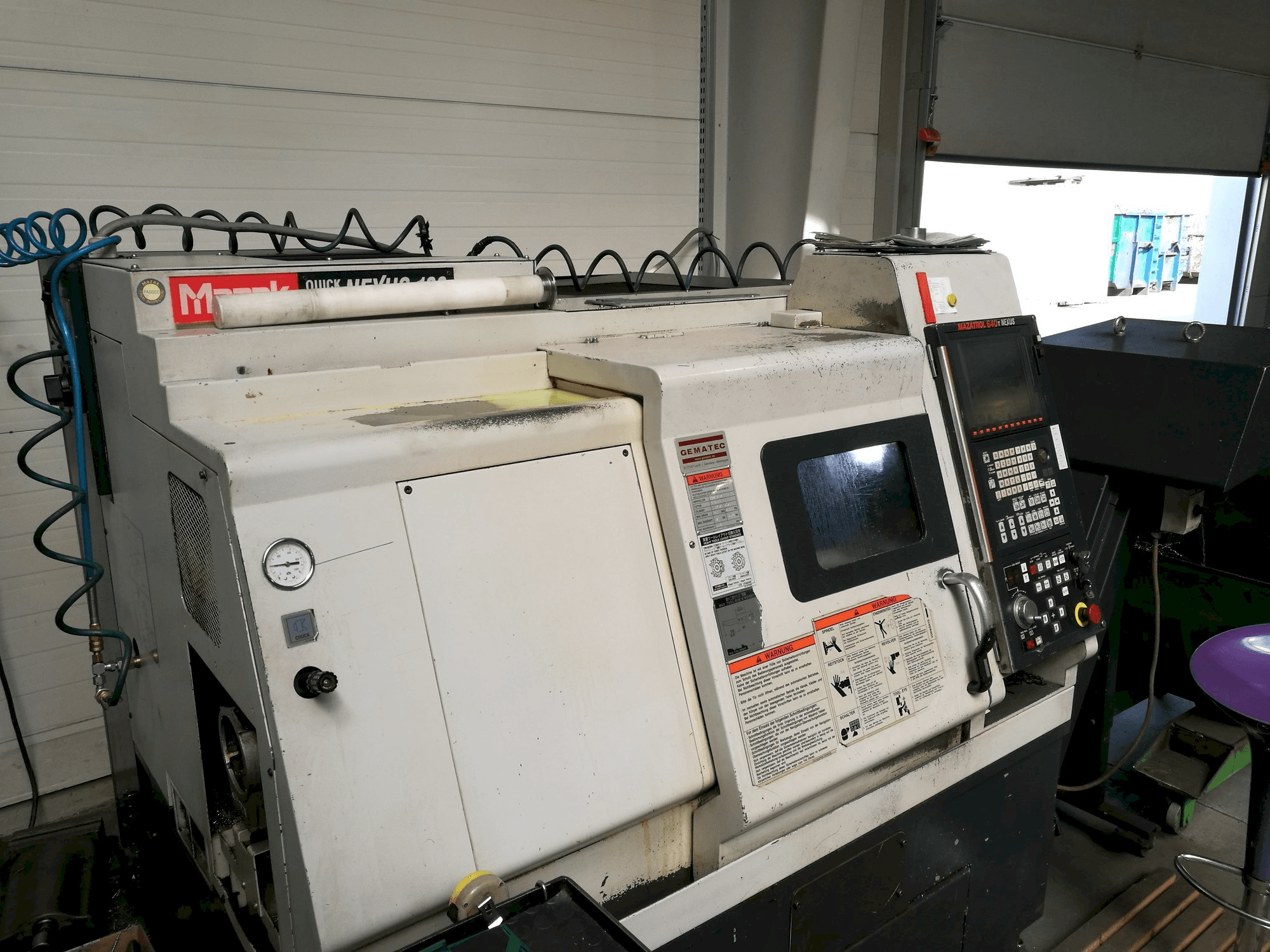 Linke Seitenansicht der Mazak QT NEXUS 100 Maschine