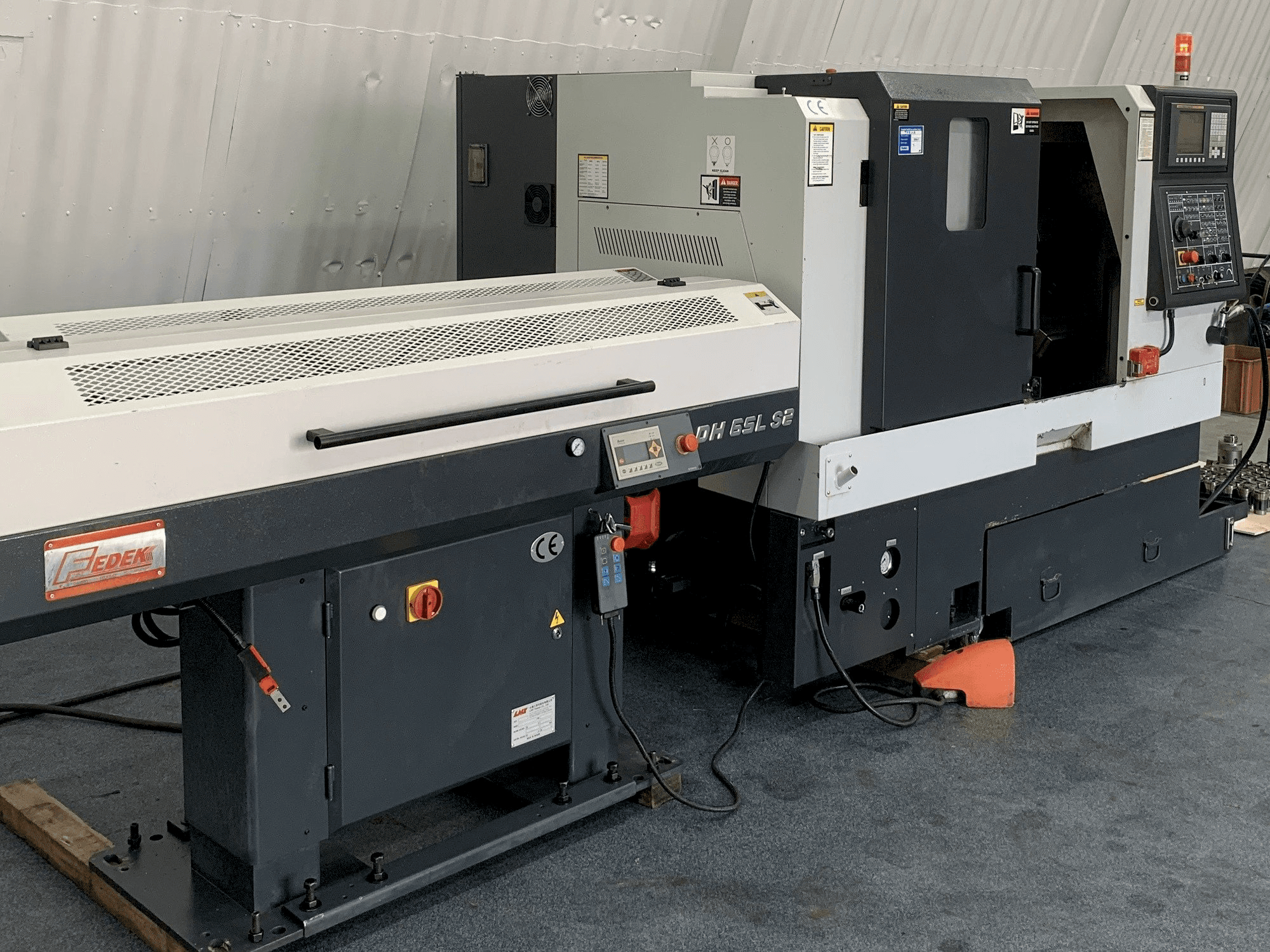 Frontansicht der Leadwell T-6 Maschine