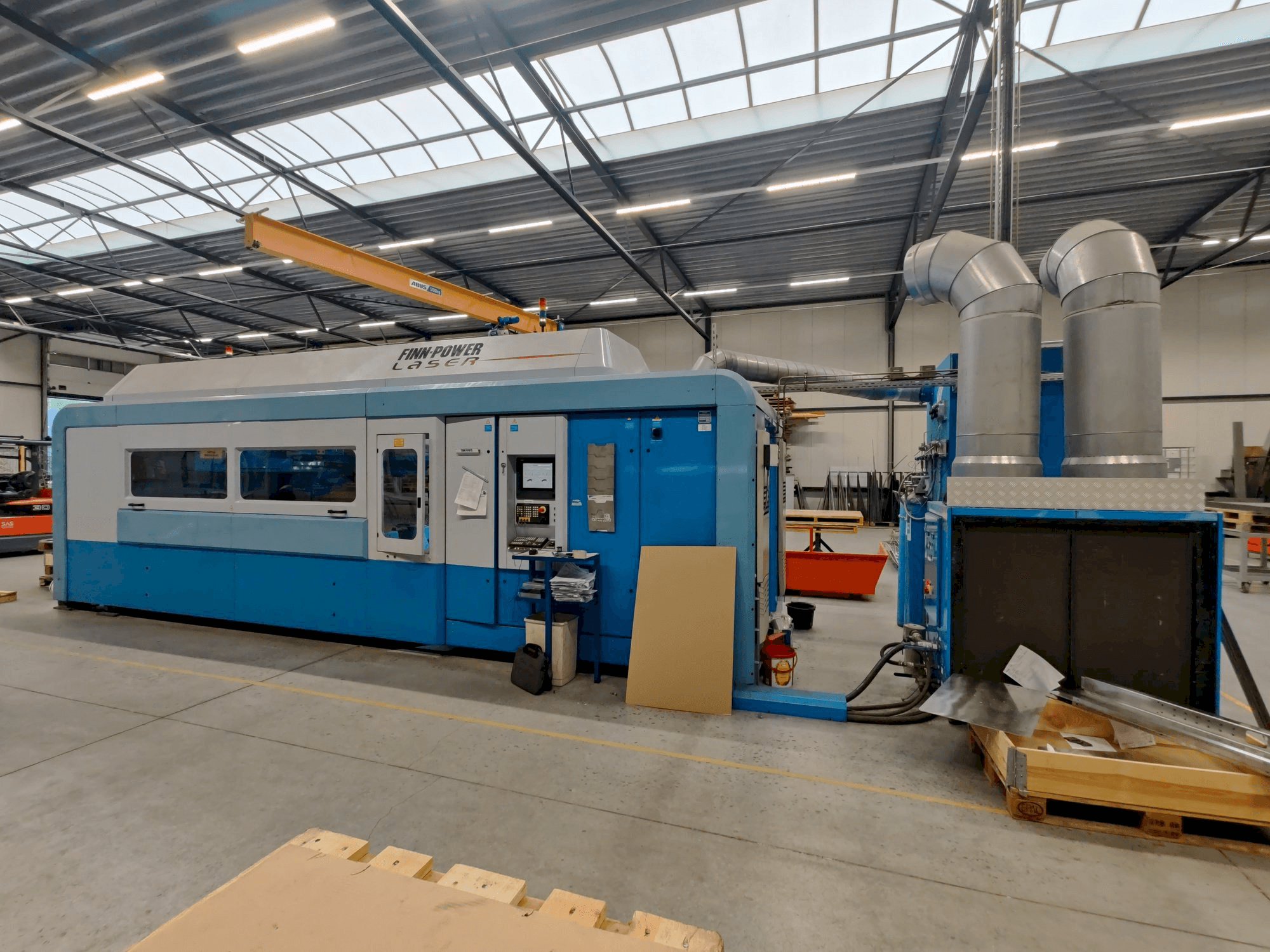 Frontansicht der Finn-Power FPL6-B Maschine