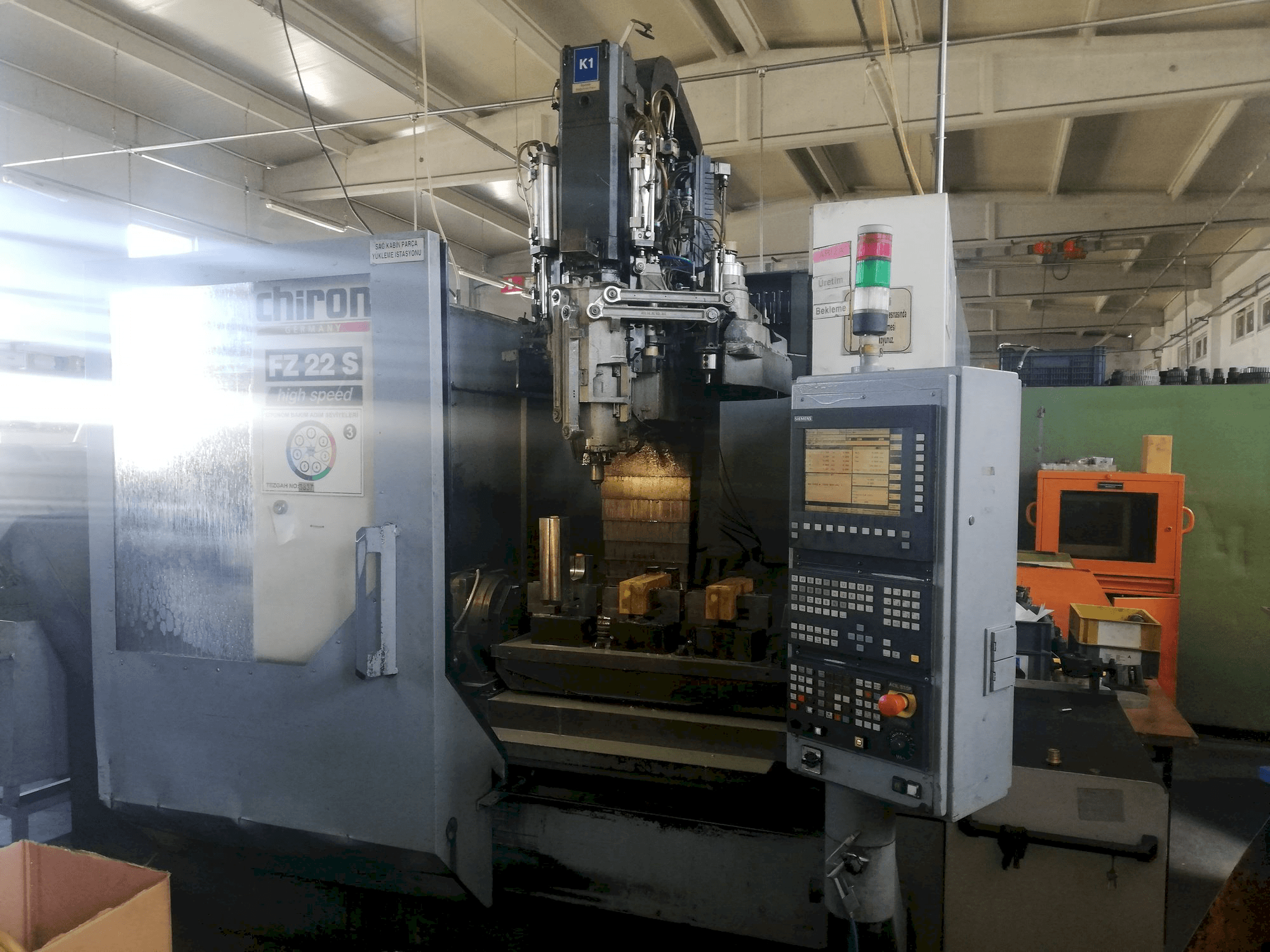 Frontansicht der CHIRON FZ 22 S Maschine