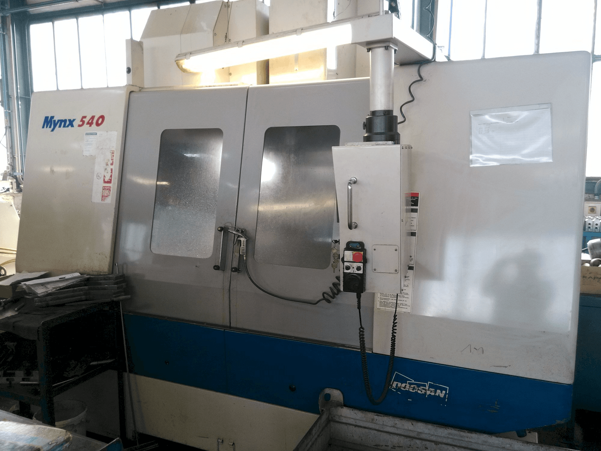 Frontansicht der Doosan Mynx 540 Maschine