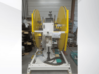 Gelbe Kreissägeblätter, montiert auf einem weißen Maschinensockel, Vorderansicht; Modell XFT2543, mit sichtbarer Verkabelung und Komponenten.