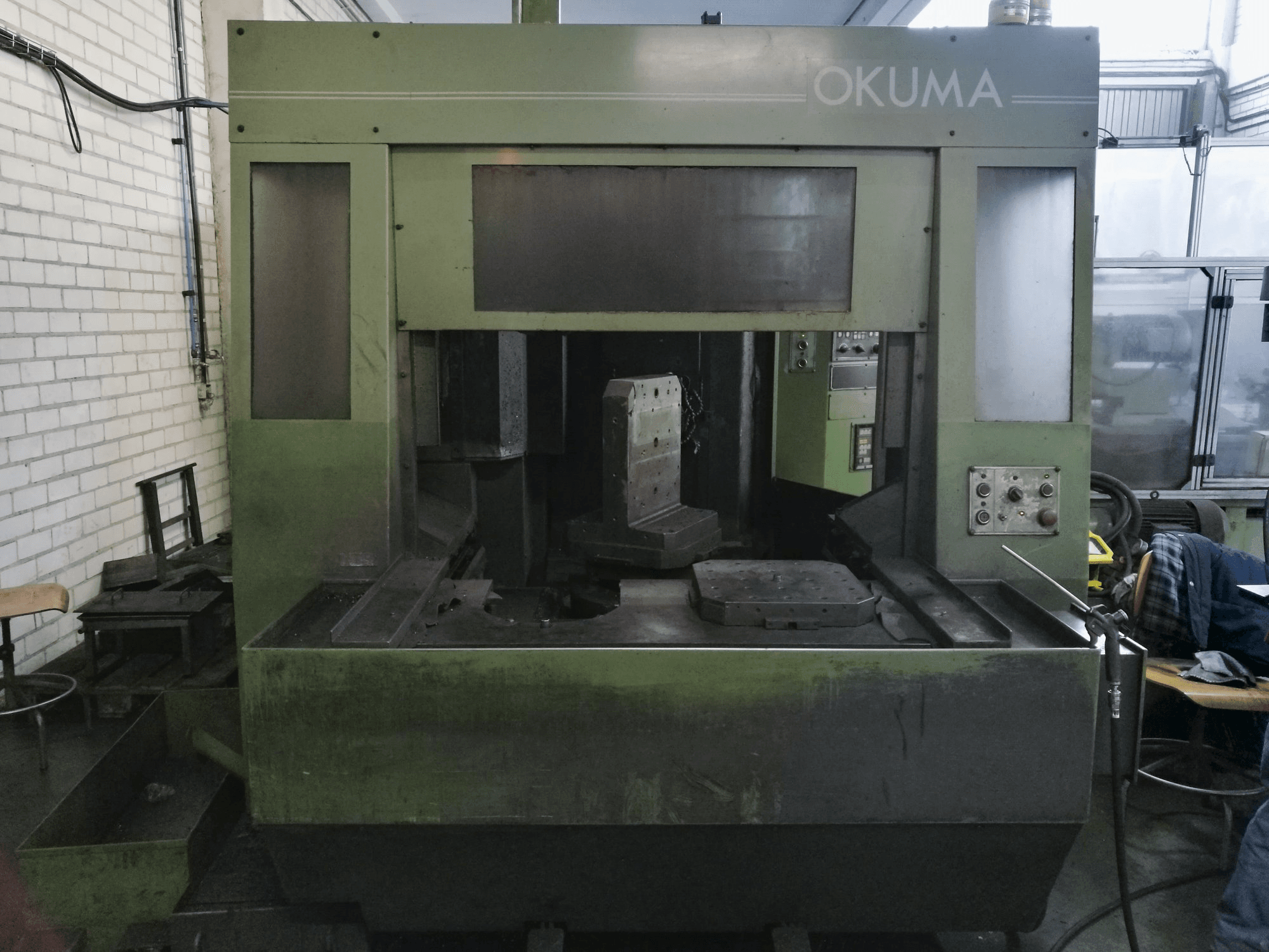 Frontansicht der Okuma MC-40H Maschine