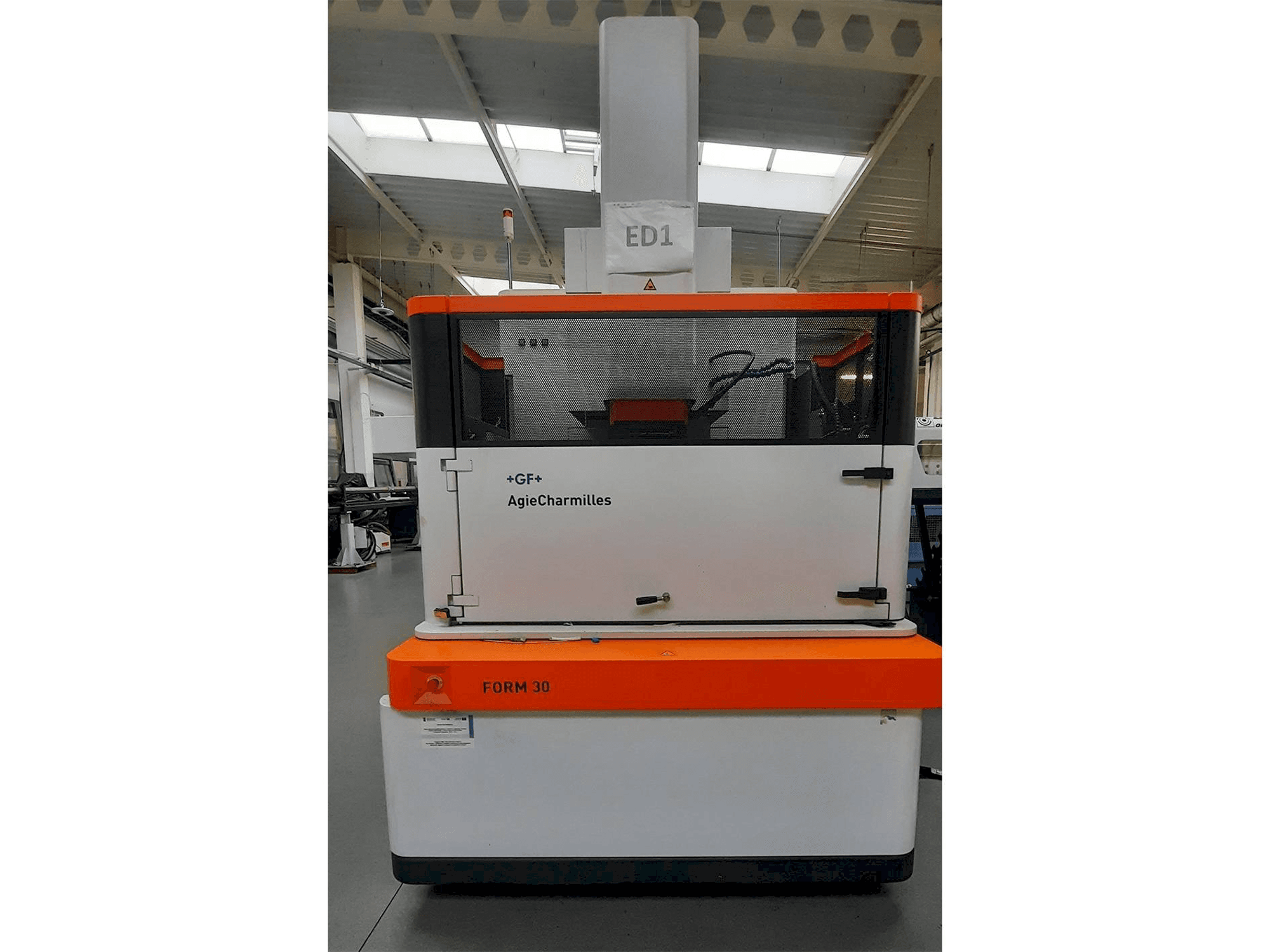 Frontansicht der AgieCharmilles FORM 30 Maschine