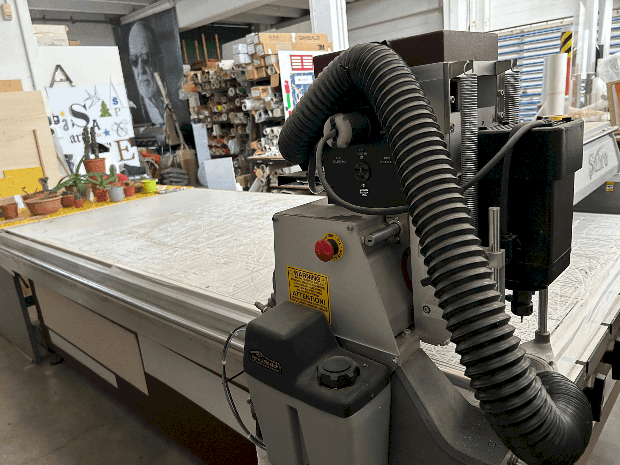 Frontansicht der Gerber Sabre 408 Maschine