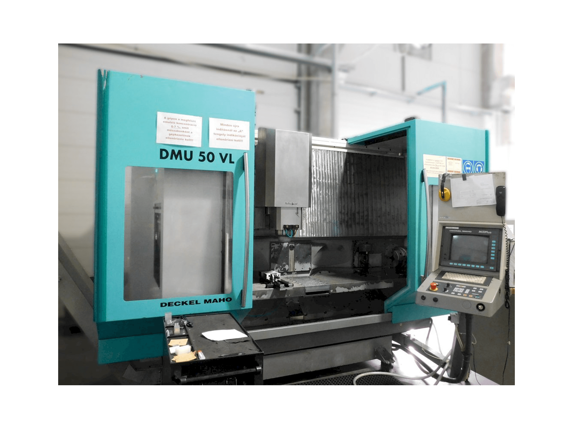 Frontansicht der DMG DMU 50 VL Maschine