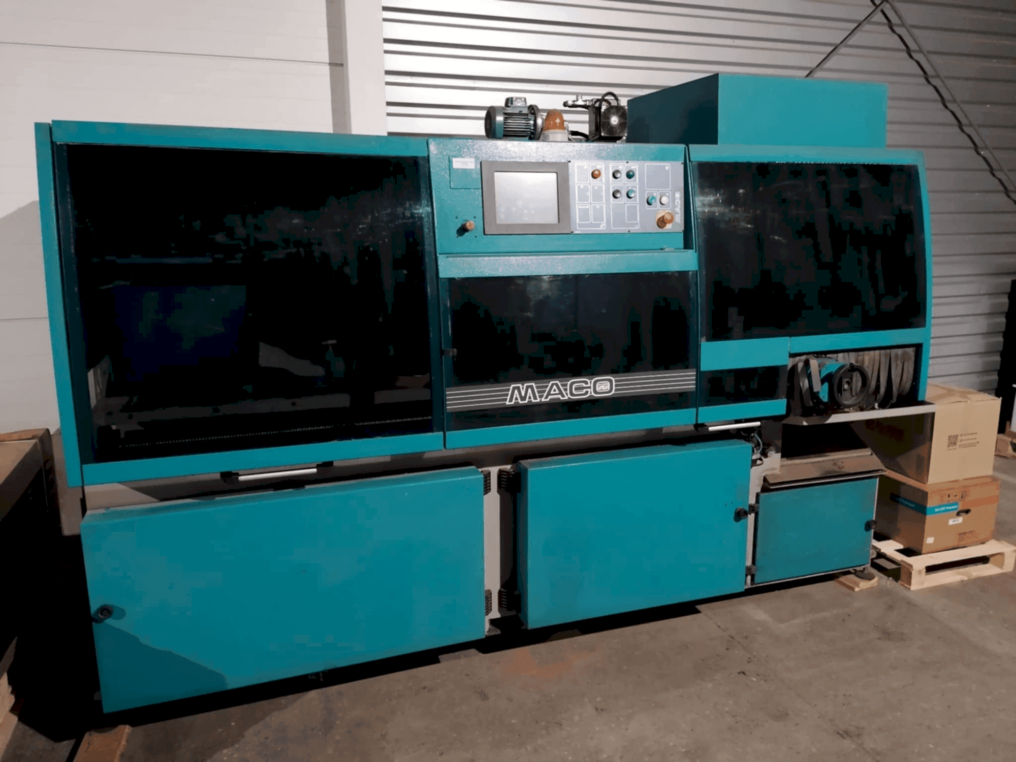 Frontansicht der MACO VK370 AR ALU Maschine