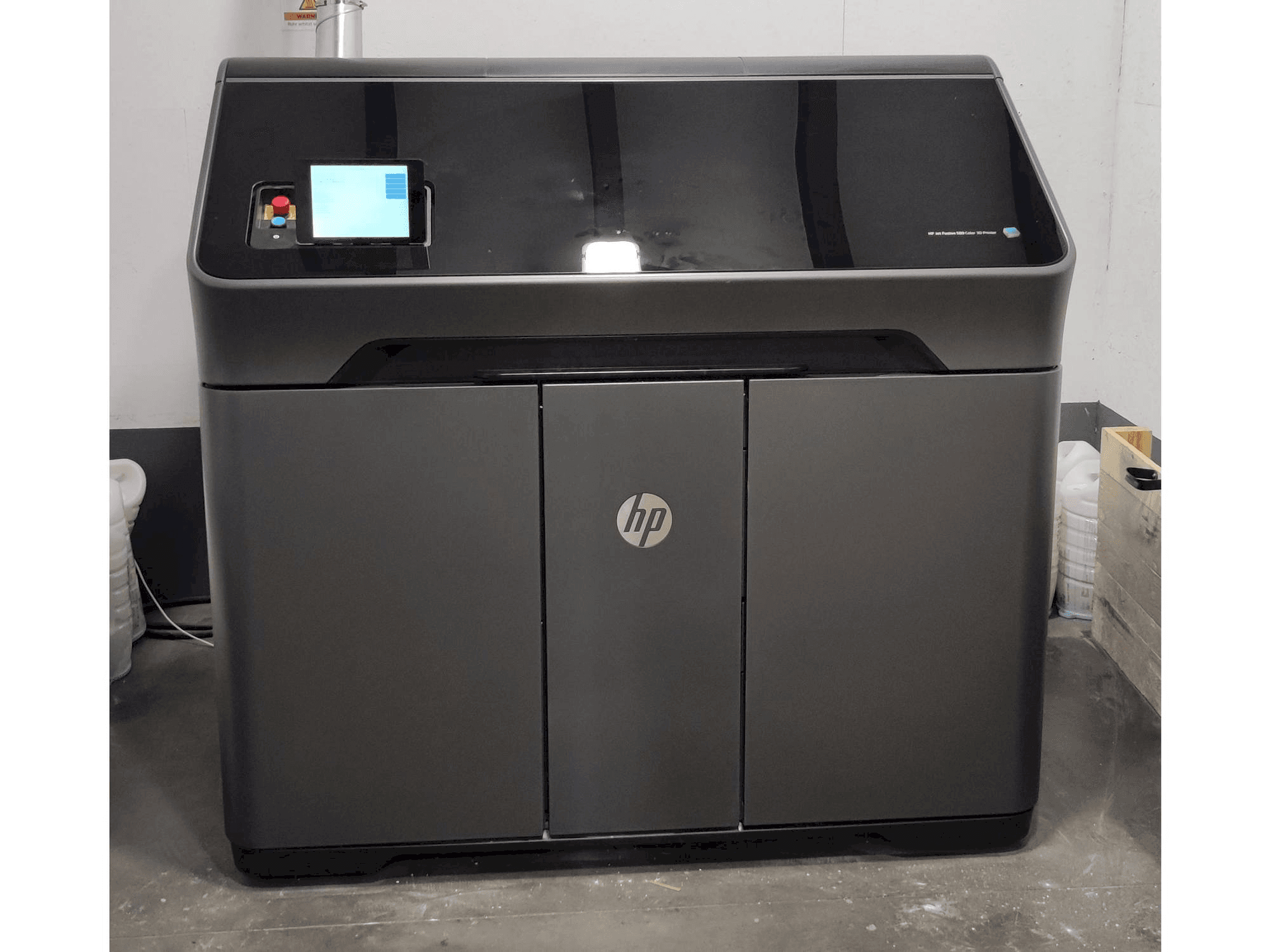 Frontansicht der HP MJF 580 Maschine