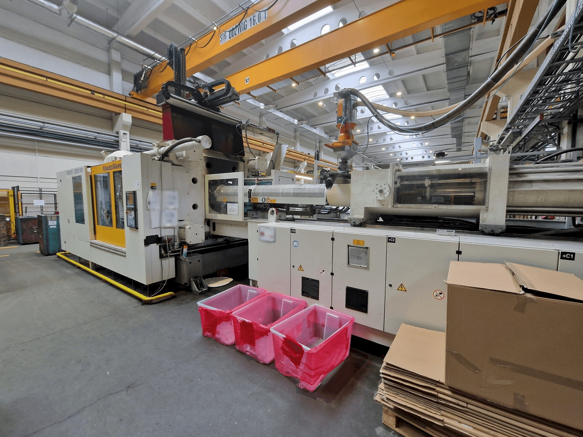 Frontansicht der Krauss Maffei 1100-12000 MX Maschine