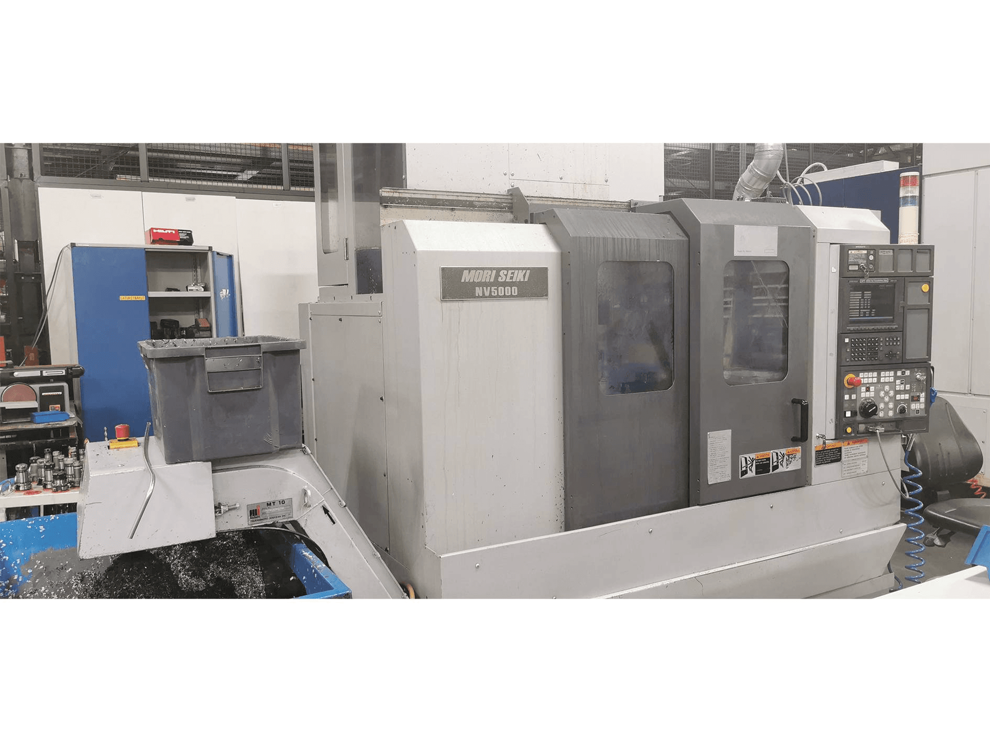 Frontansicht der MORI SEIKI NV 5000 Maschine