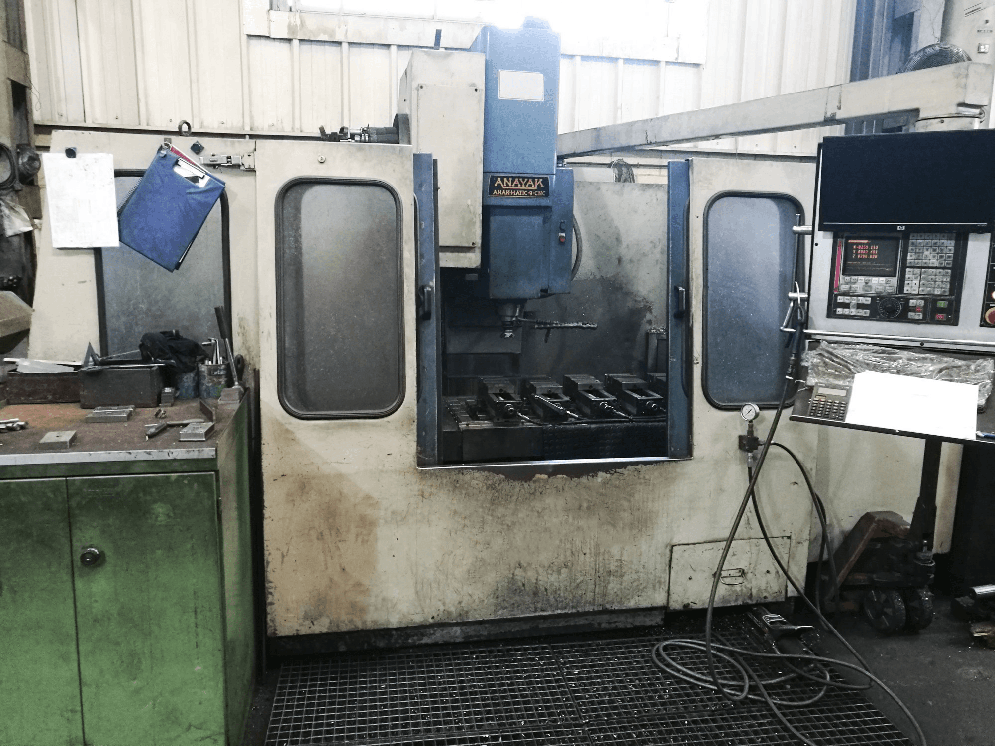 Frontansicht der ANAYAK ANAK MATIC-9 CNC Maschine