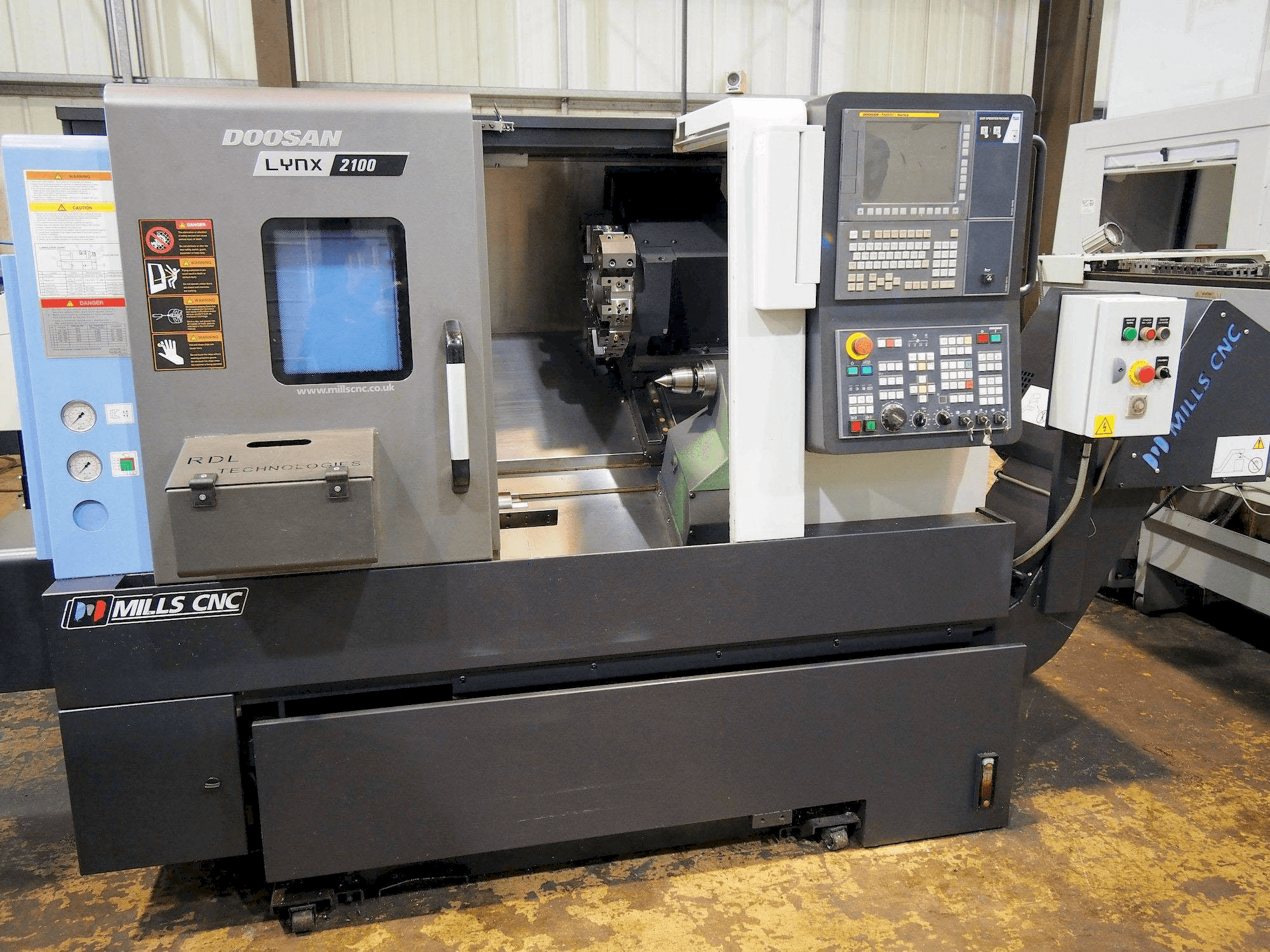 Frontansicht der Doosan Lynx 2100B Maschine