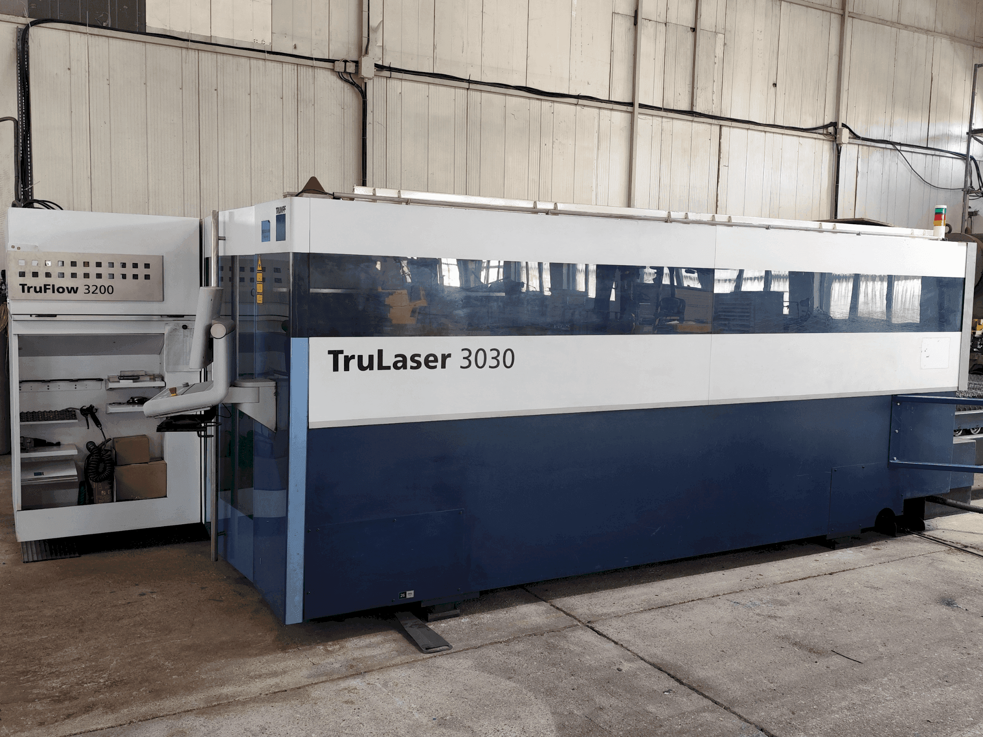 Frontansicht der TRUMPF TruLaser 3030 (L20) Maschine